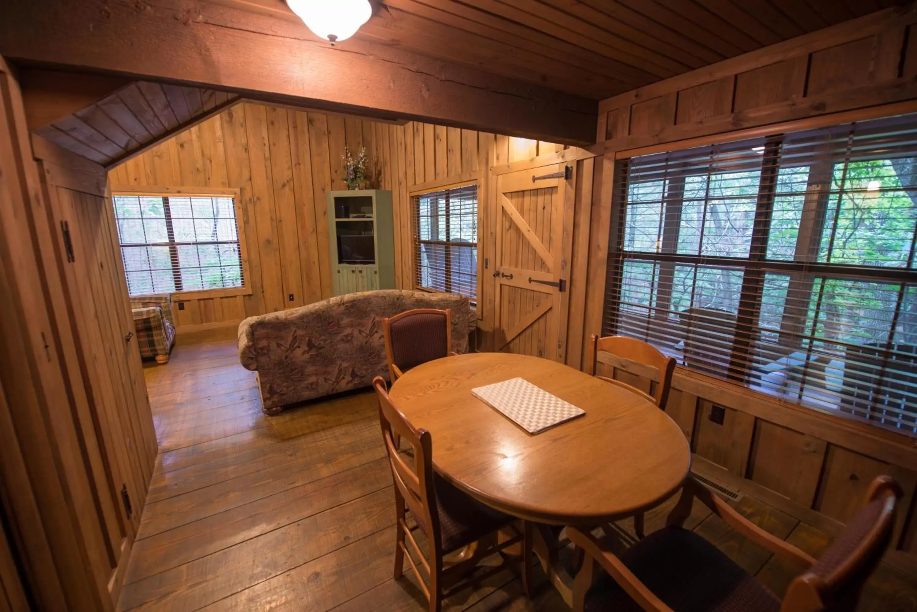 Dining area, Lounge/Bar in Cabins at Green Mountain, Trademark Collection by Wyndham