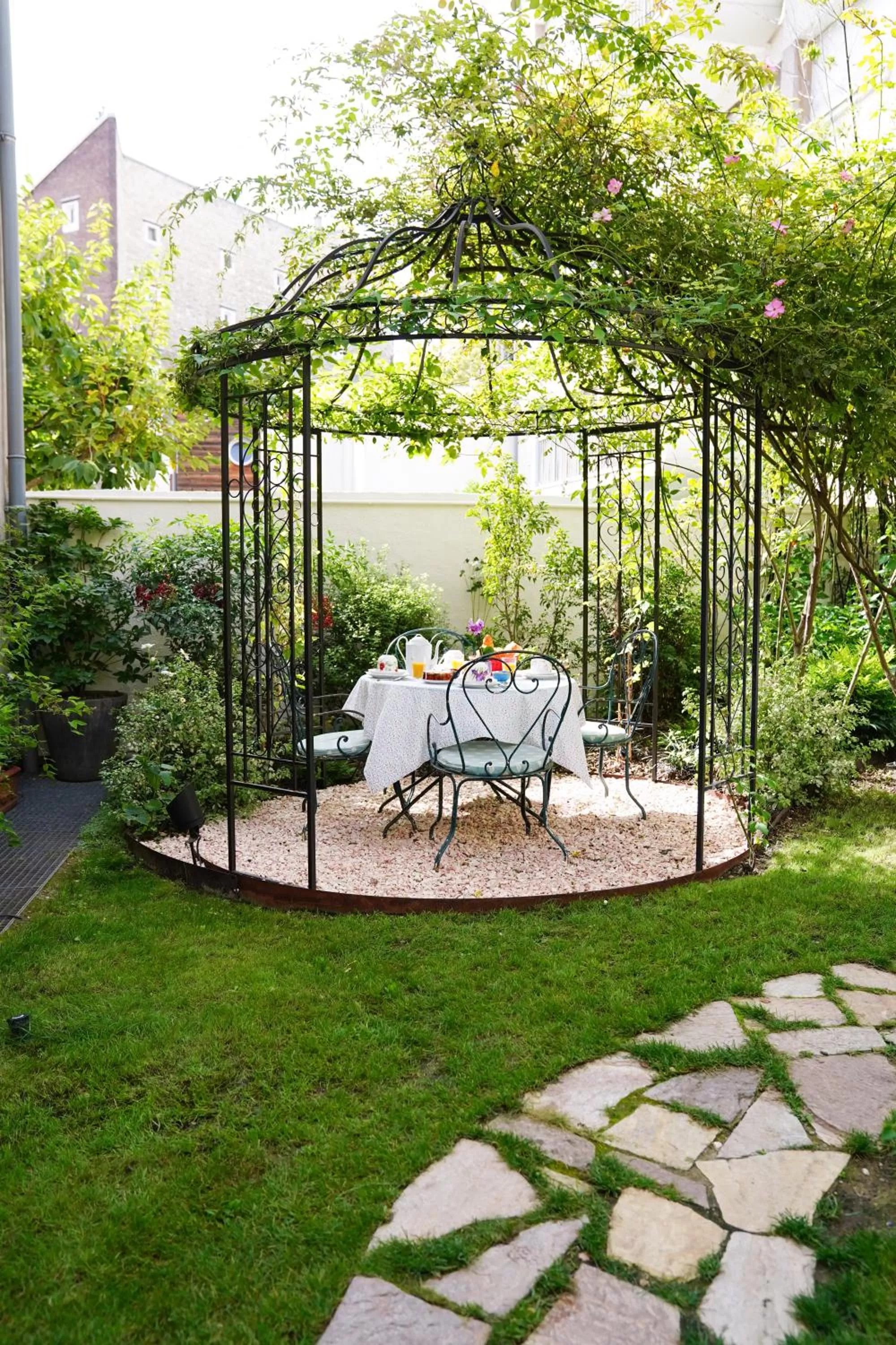 Garden in Villa Escudier Appart-hôtel