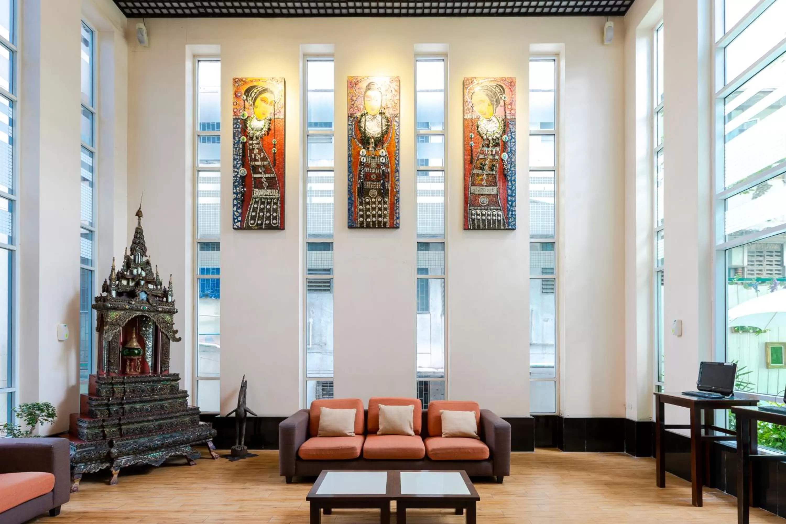 Seating area in Pinnacle Lumpinee Park Hotel