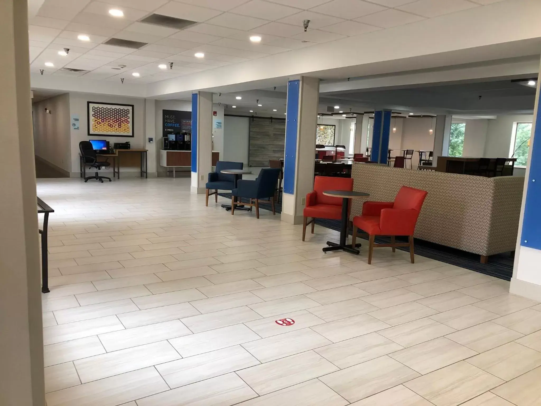 Lobby or reception in Holiday Inn Express and Suites Pittsburgh West Mifflin, an IHG Hotel