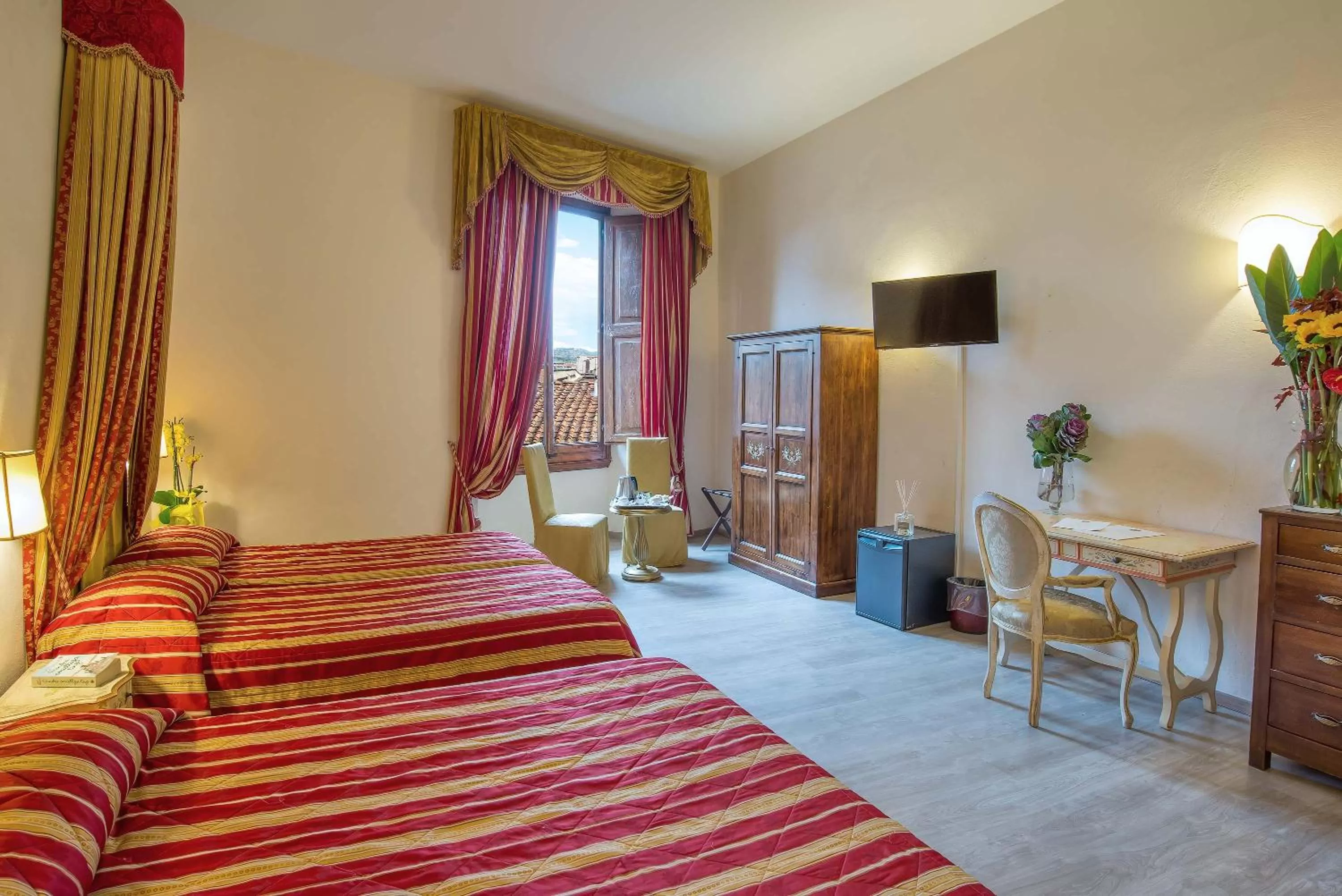 Photo of the whole room, Bed in Hotel Paris