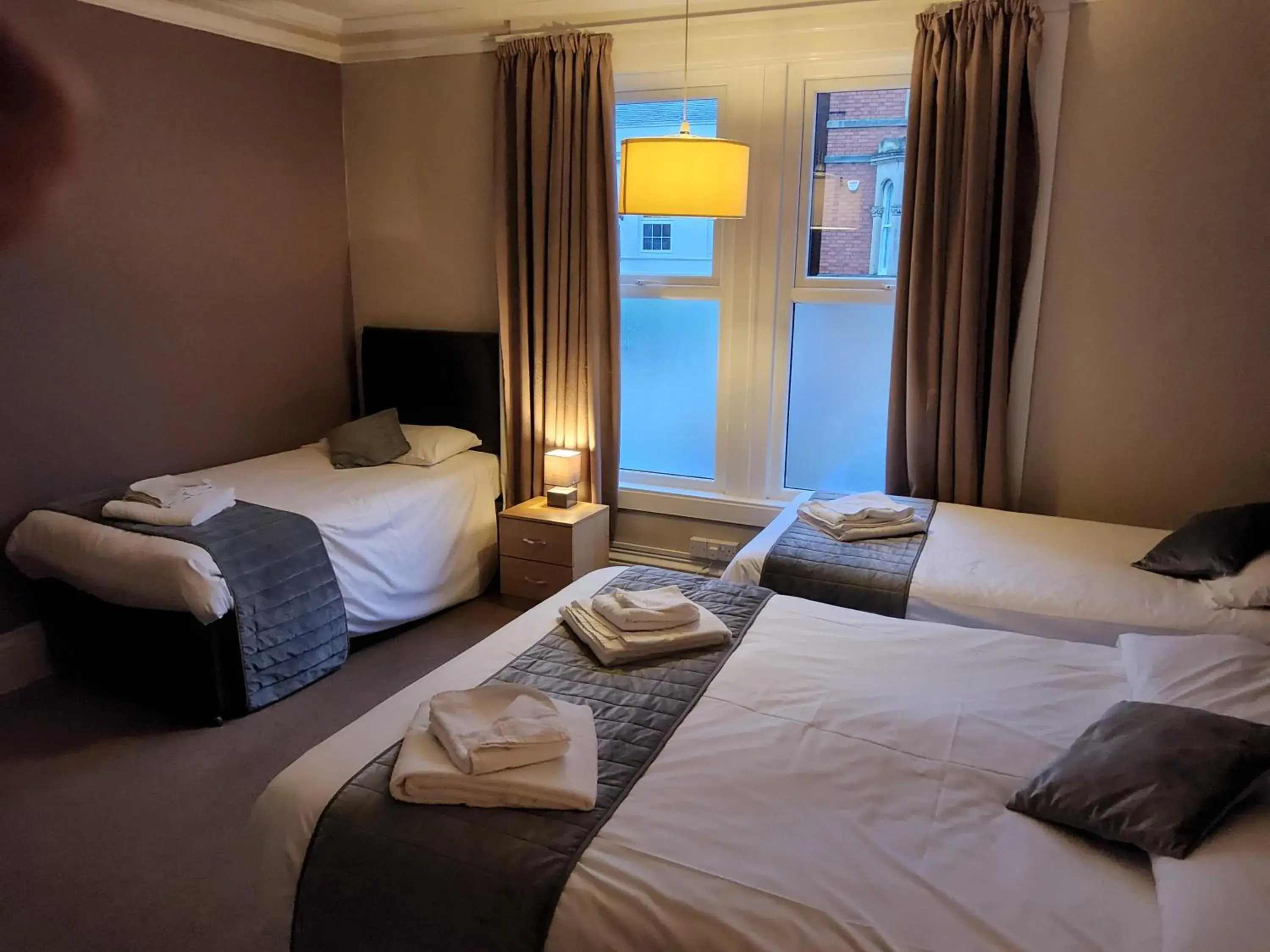 Photo of the whole room, Bed in The Avenue Hotel