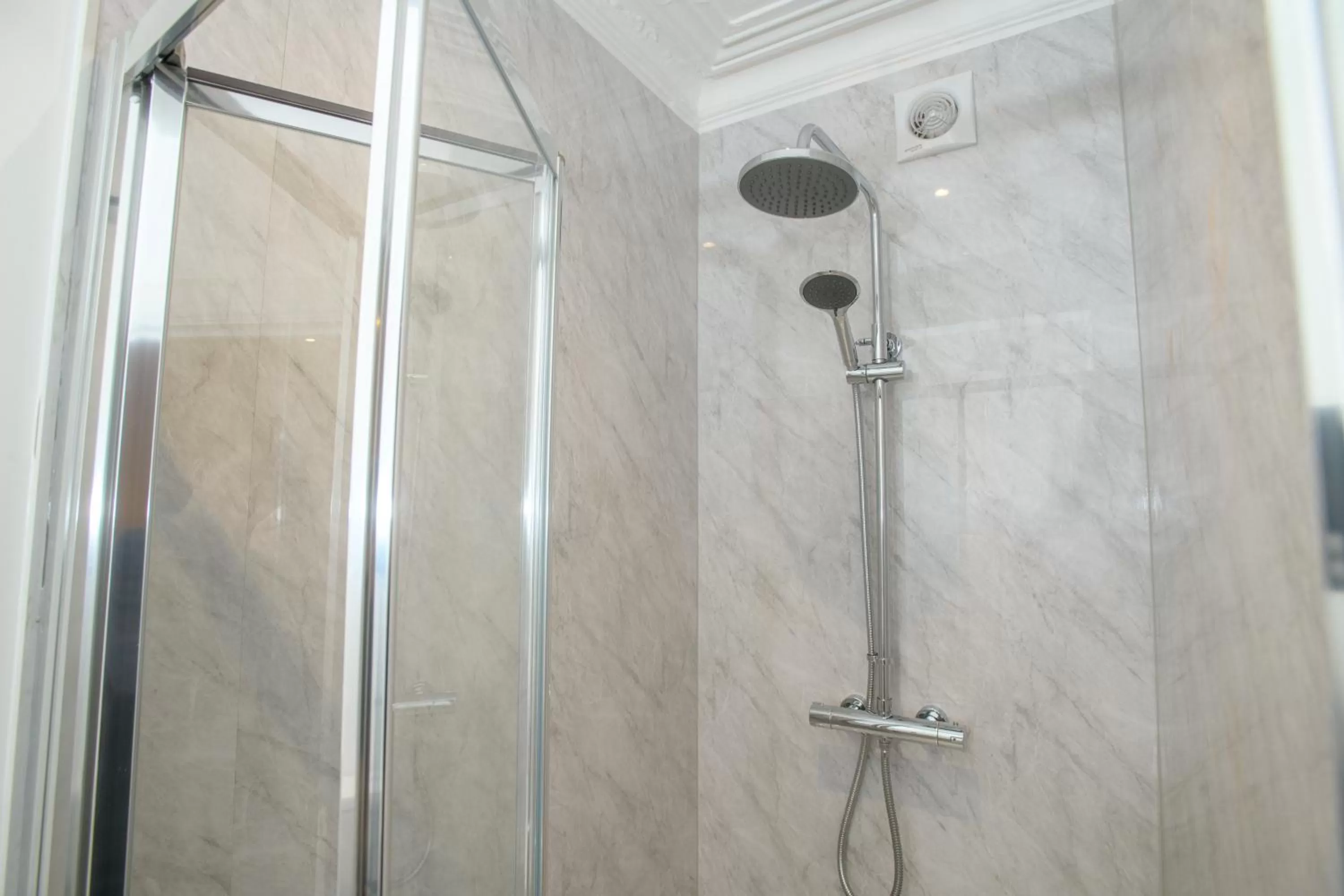 Shower in Tavmar Accommodation