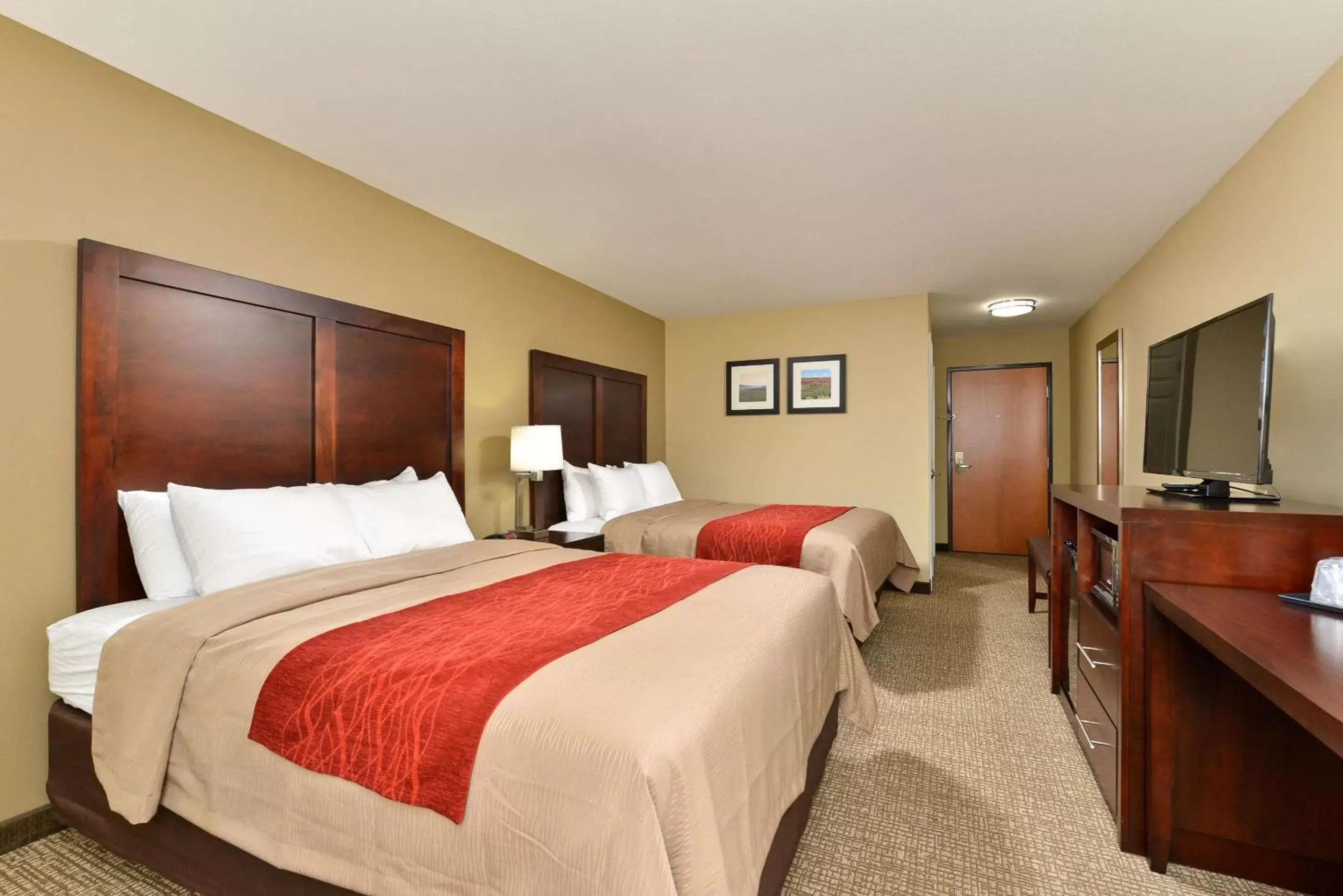 Photo of the whole room, Bed in Comfort Inn and Suites Manheim