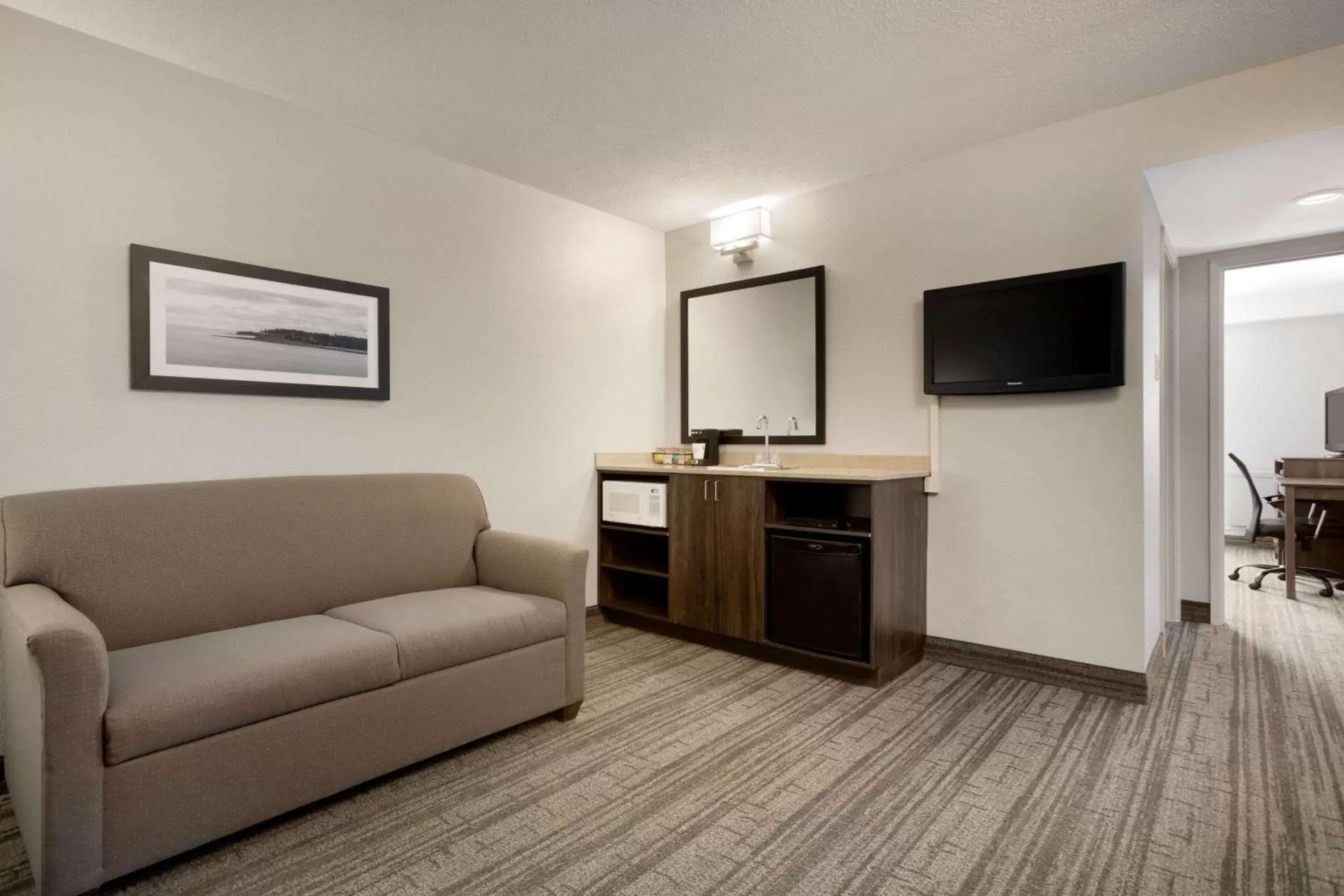 Photo of the whole room, Seating Area in Travelodge Suites by Wyndham New Glasgow