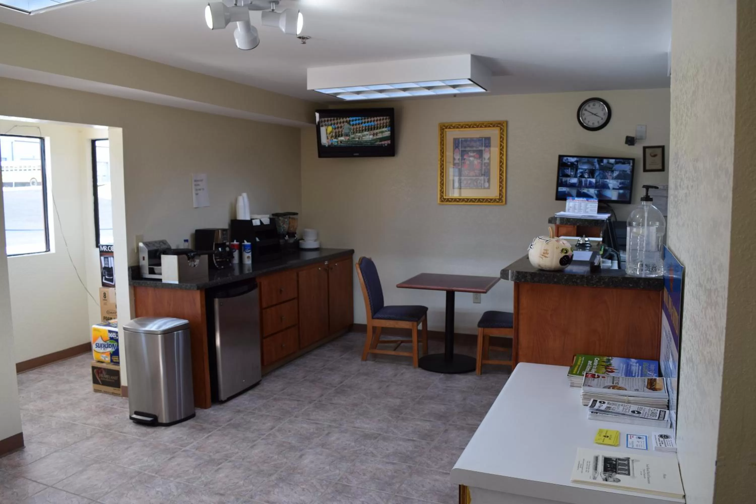 Coffee/tea facilities in Royal Inn & Suites