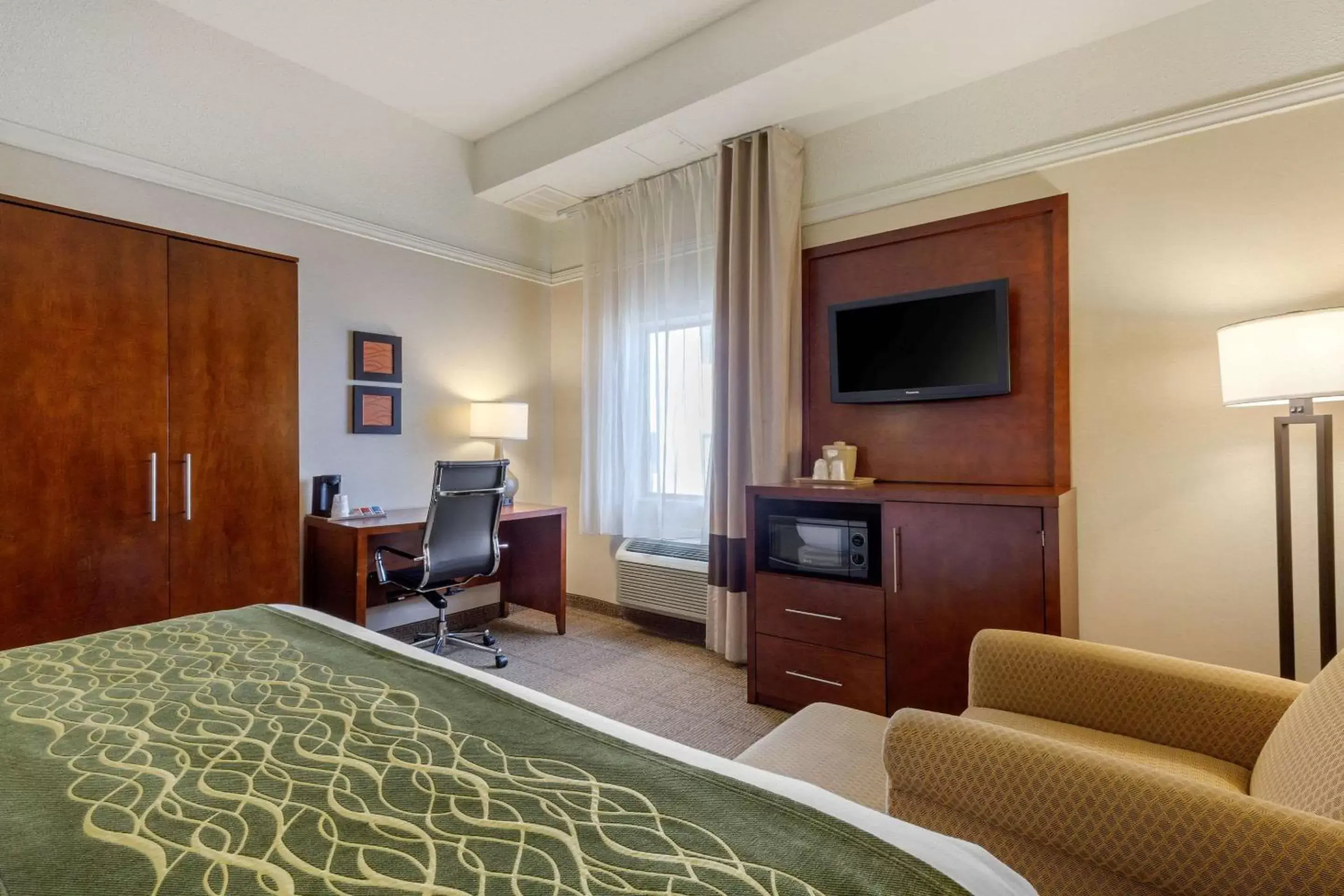 Photo of the whole room, TV/Entertainment Center in Comfort Inn Trolley Square