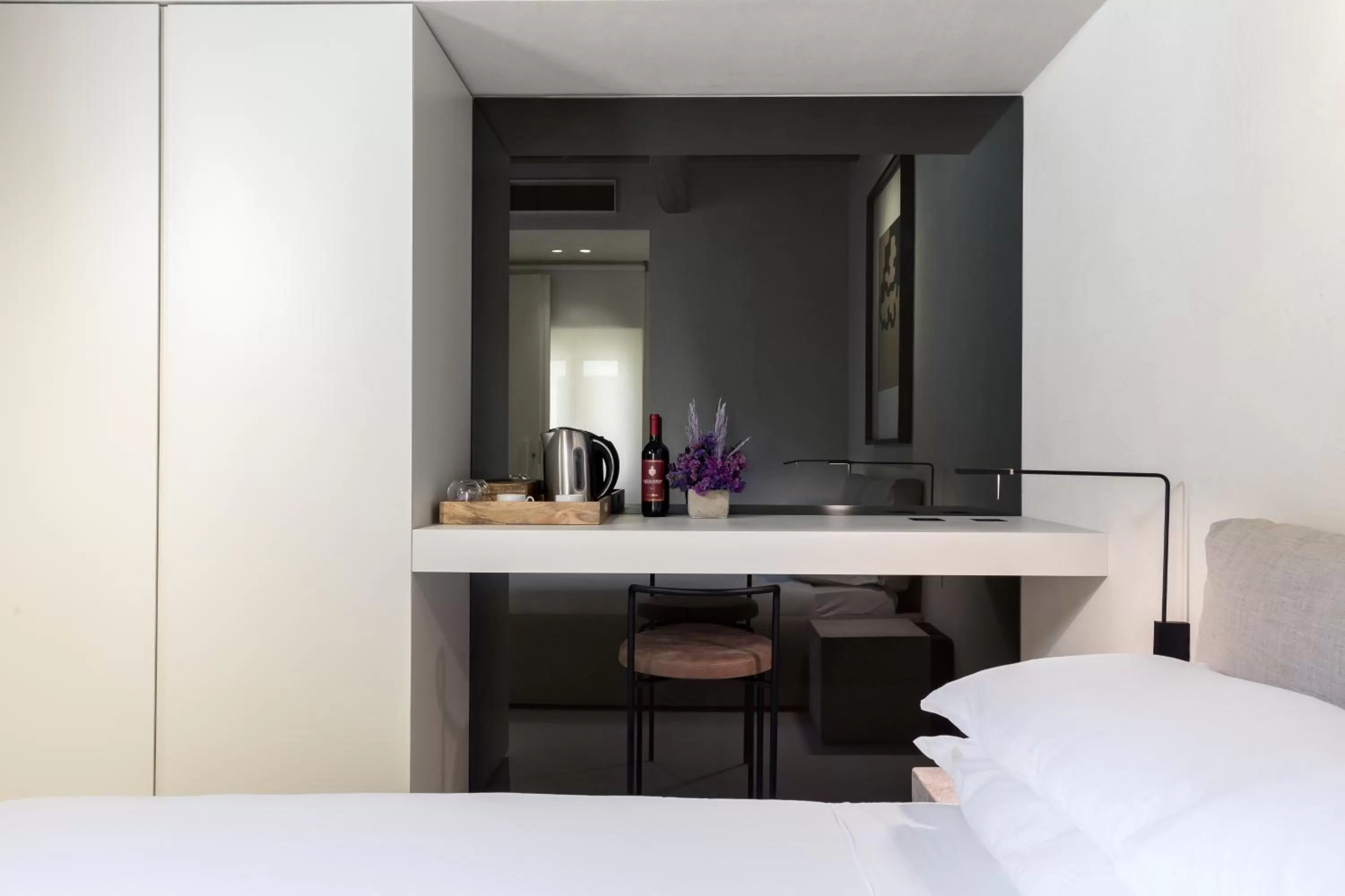 Coffee/tea facilities, Bed in Hotel Scenario