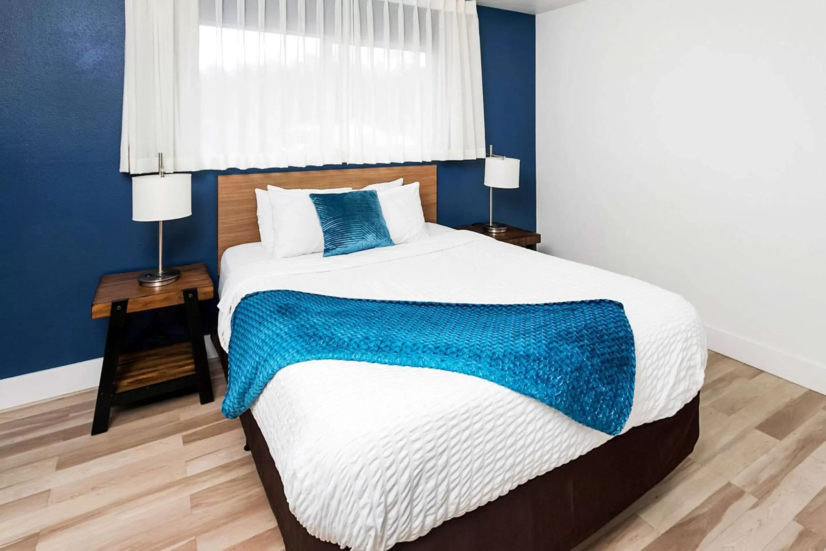 Bedroom, Bed in Clarion Inn Surfrider Resort