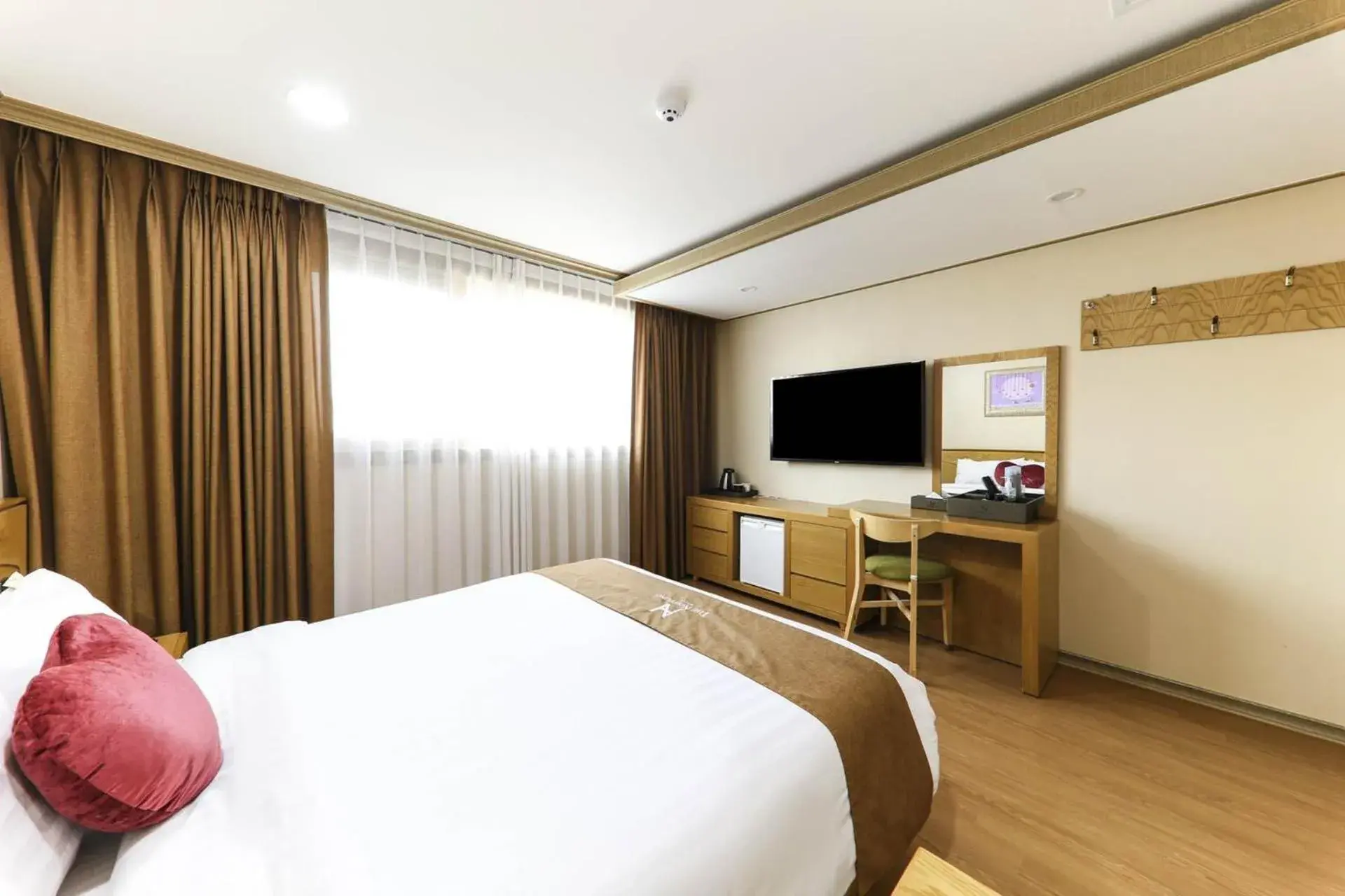 Bedroom, TV/Entertainment Center in Nohyung Hotel