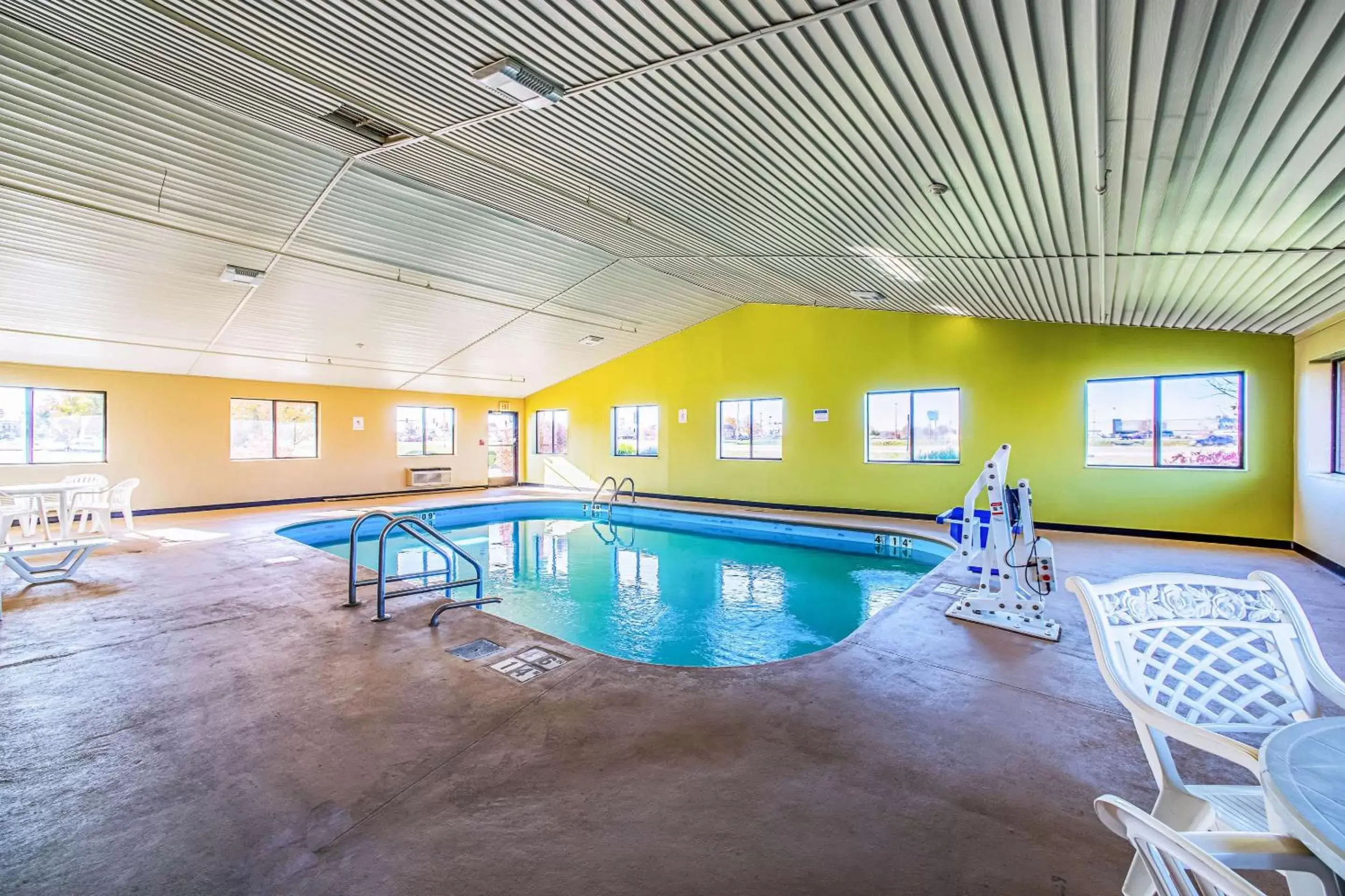 On site, Swimming Pool in Quality Inn Carbondale University area