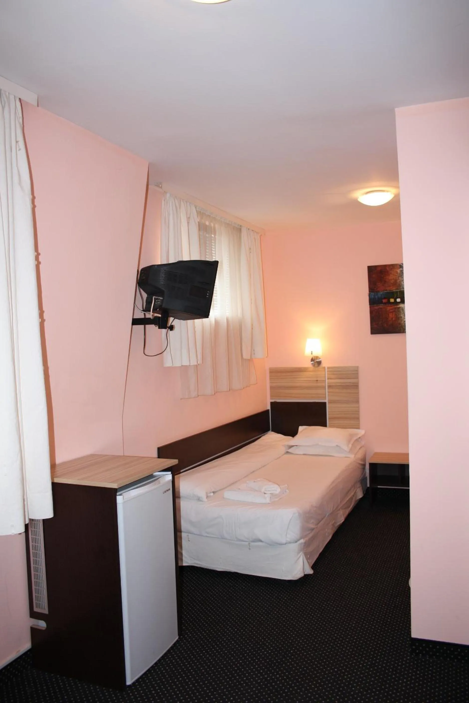 Bed, TV/Entertainment Center in Hotel Orlando