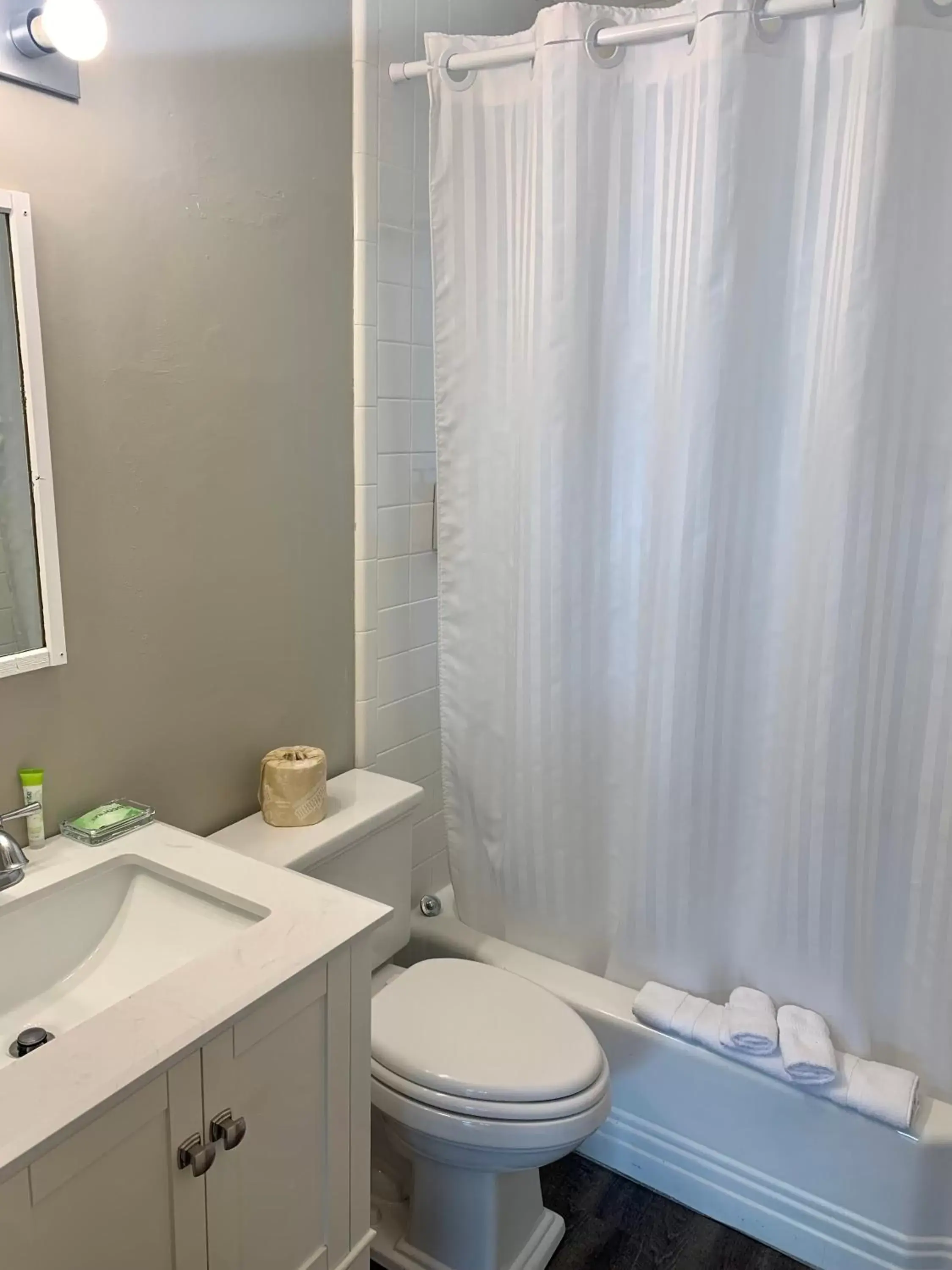 Shower, Bathroom in Hidden Valley Inn
