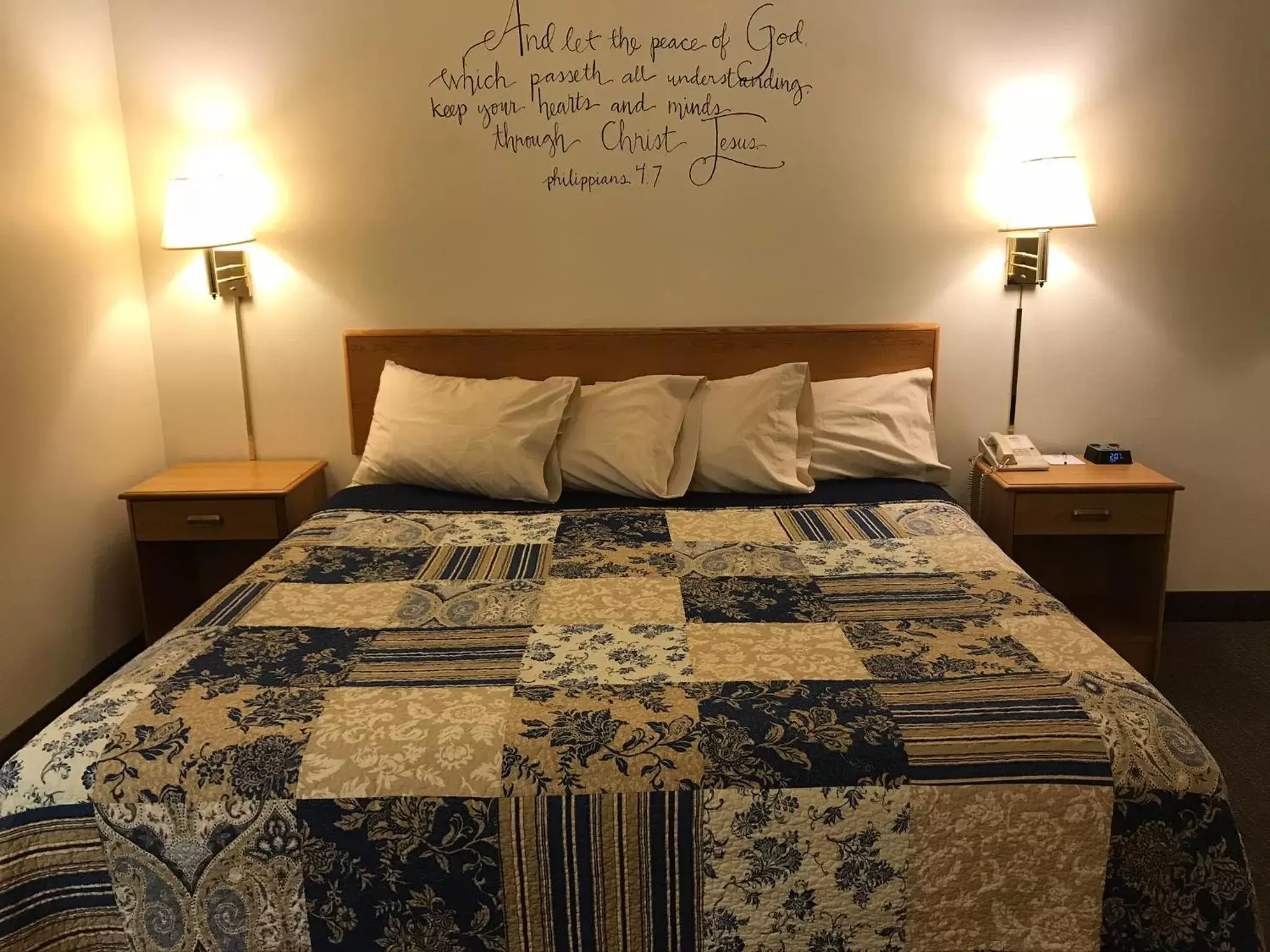 Bed in Dutch Country Inn Bed in Dutch Country Inn