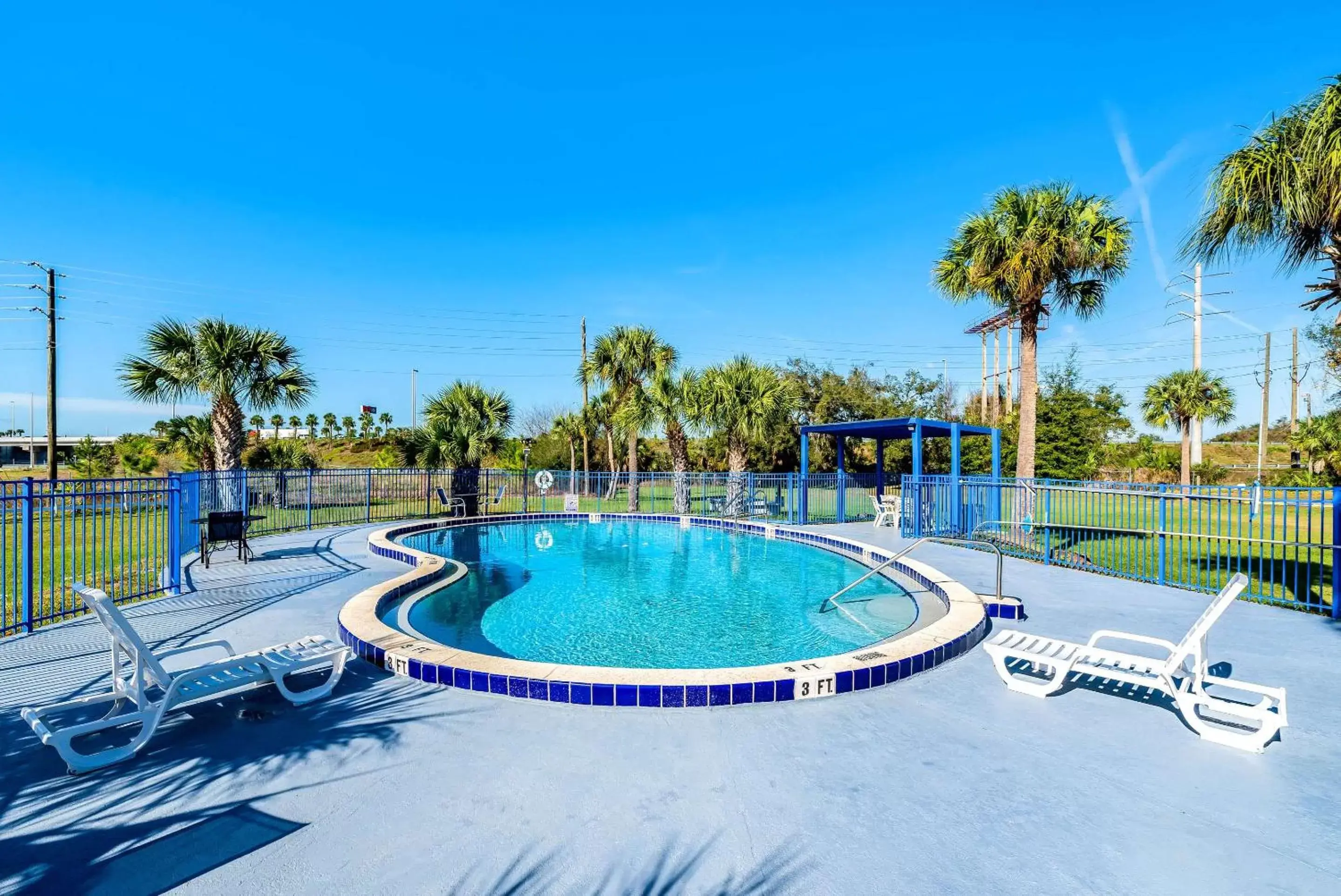 Swimming pool in Rodeway Inn Swimming pool in Rodeway Inn