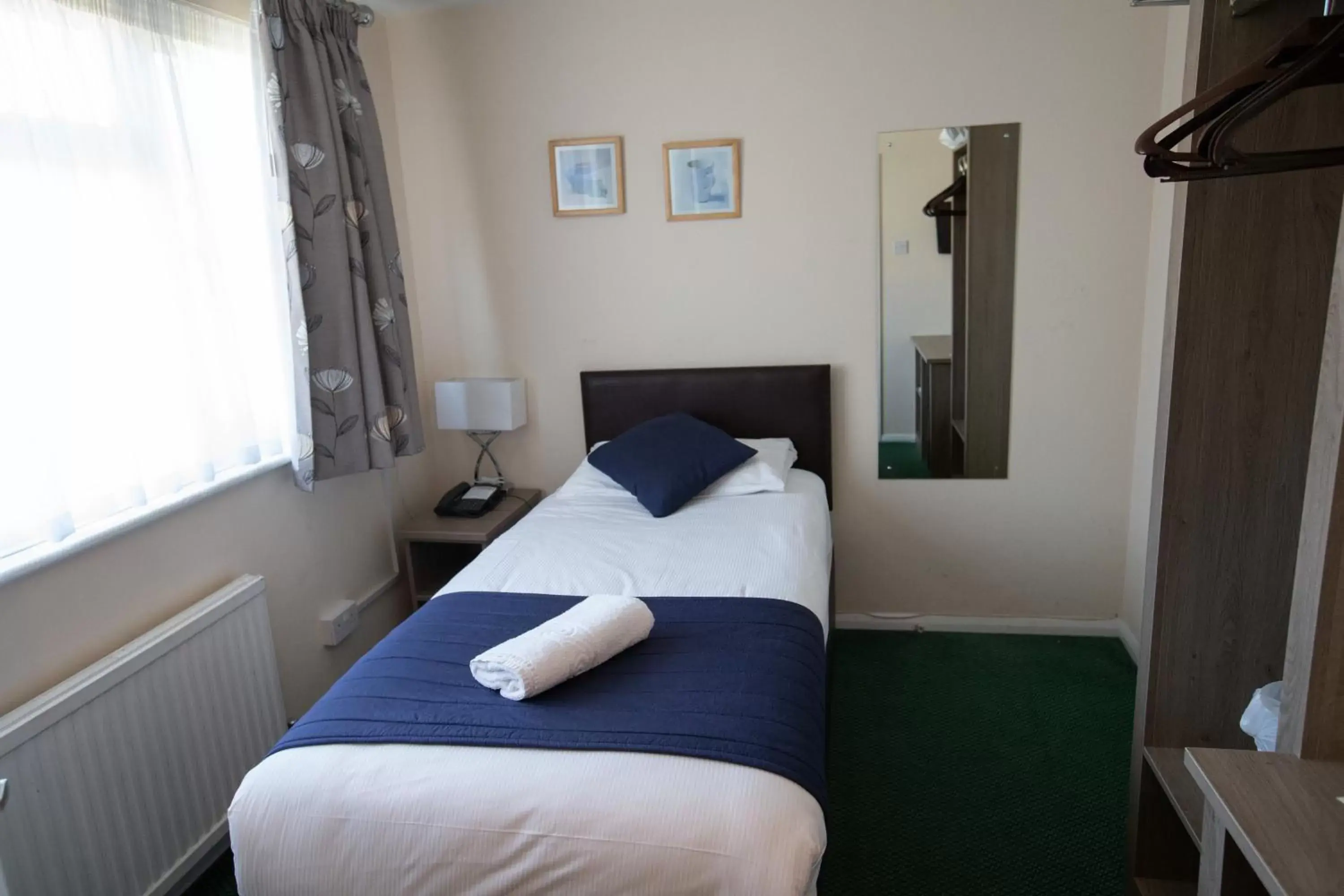 Bedroom, Bed in Corner House Hotel Gatwick