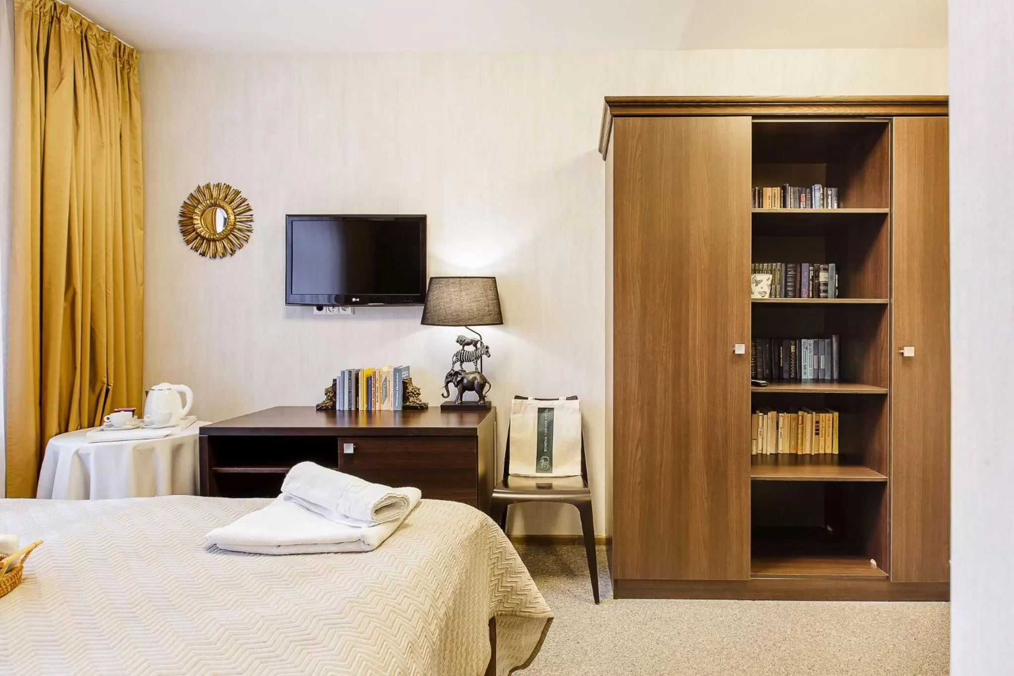 Communal lounge/ TV room, Bed in Old Town Hotel Bohema, Klaipėda