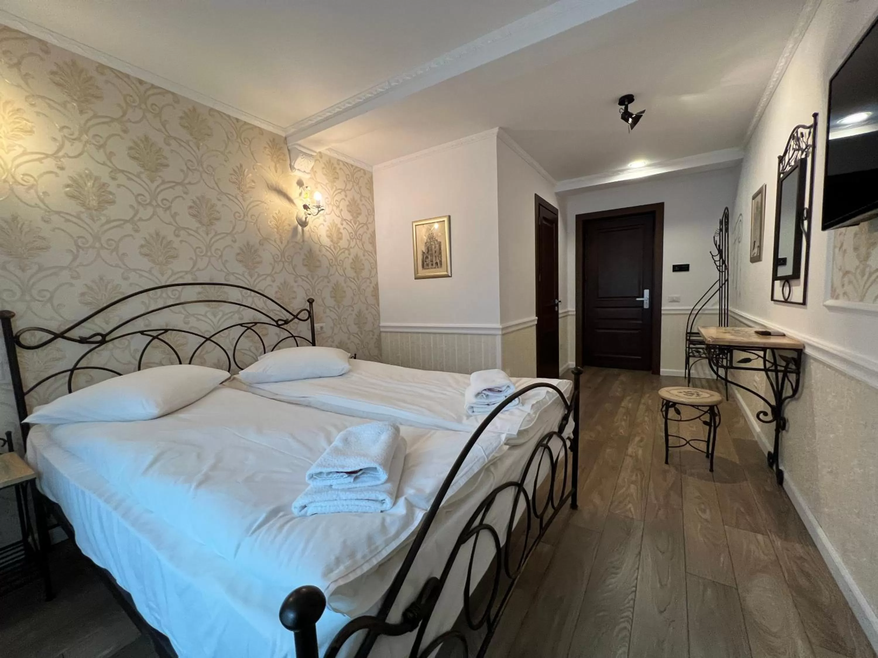 Bed in Hotel Boutique Cathedral Plaza Residences room for rent downtown