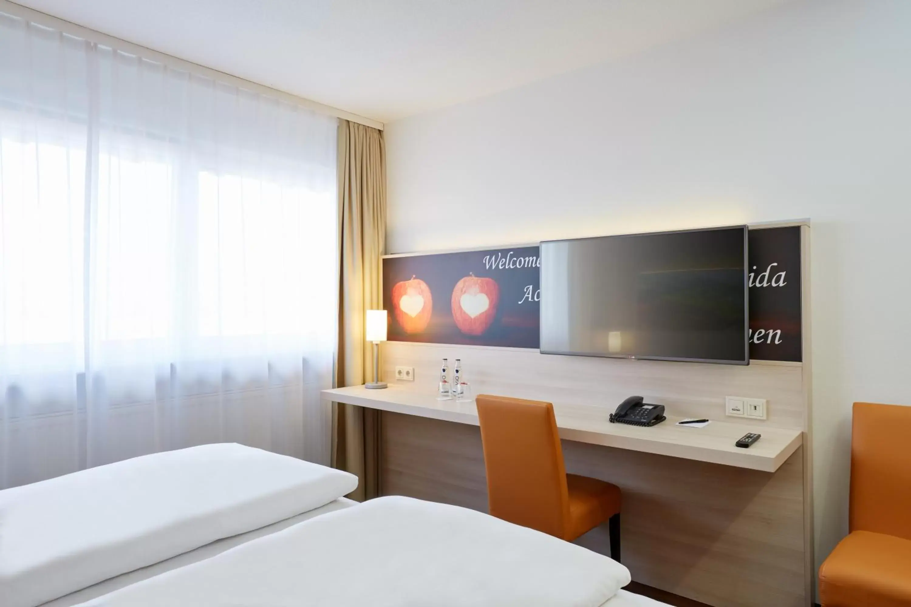 Photo of the whole room, TV/Entertainment Center in H+ Hotel Stuttgart Herrenberg