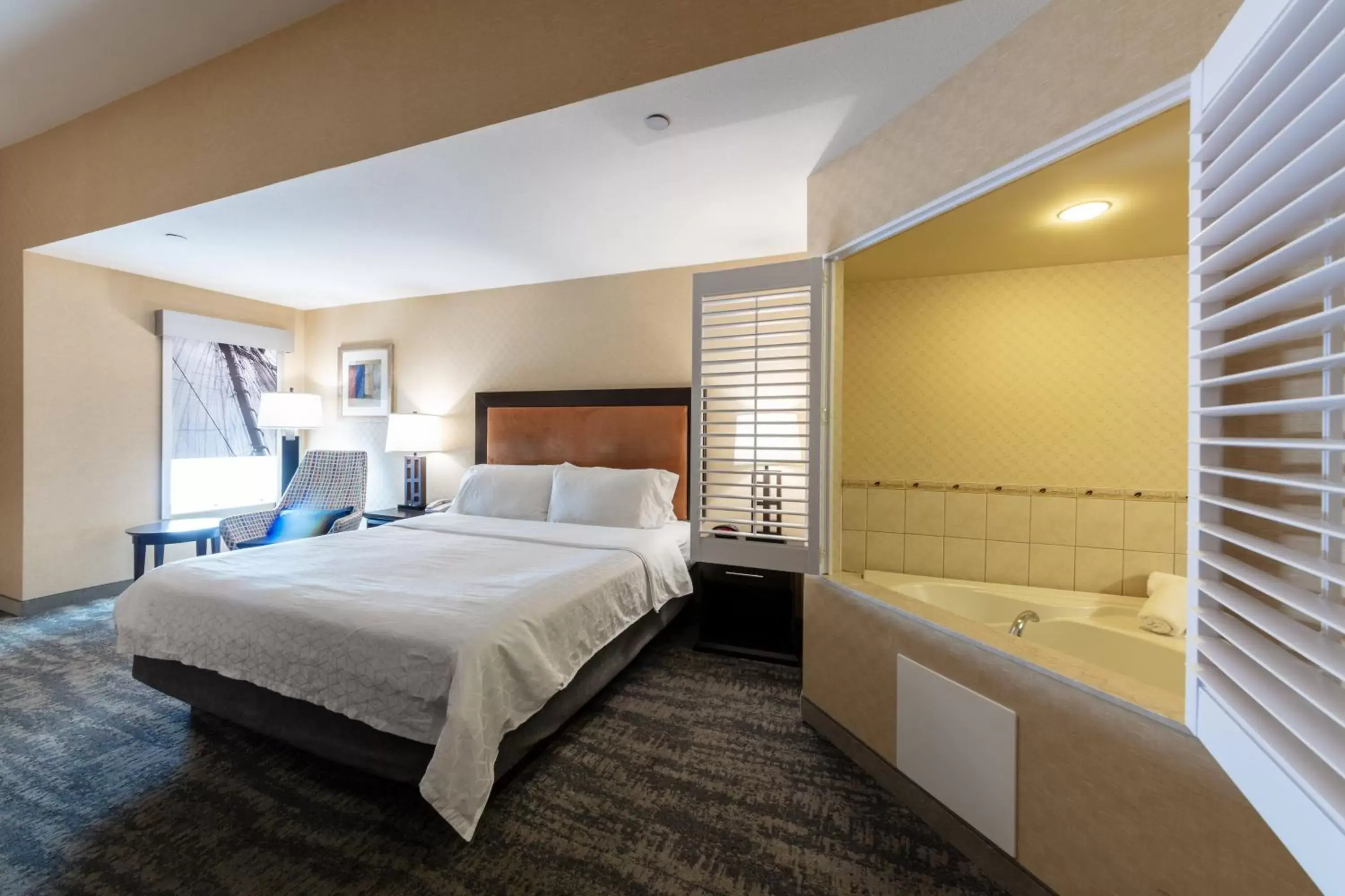 Photo of the whole room, Bed in Holiday Inn Express & Suites Riverport Richmond, an IHG Hotel