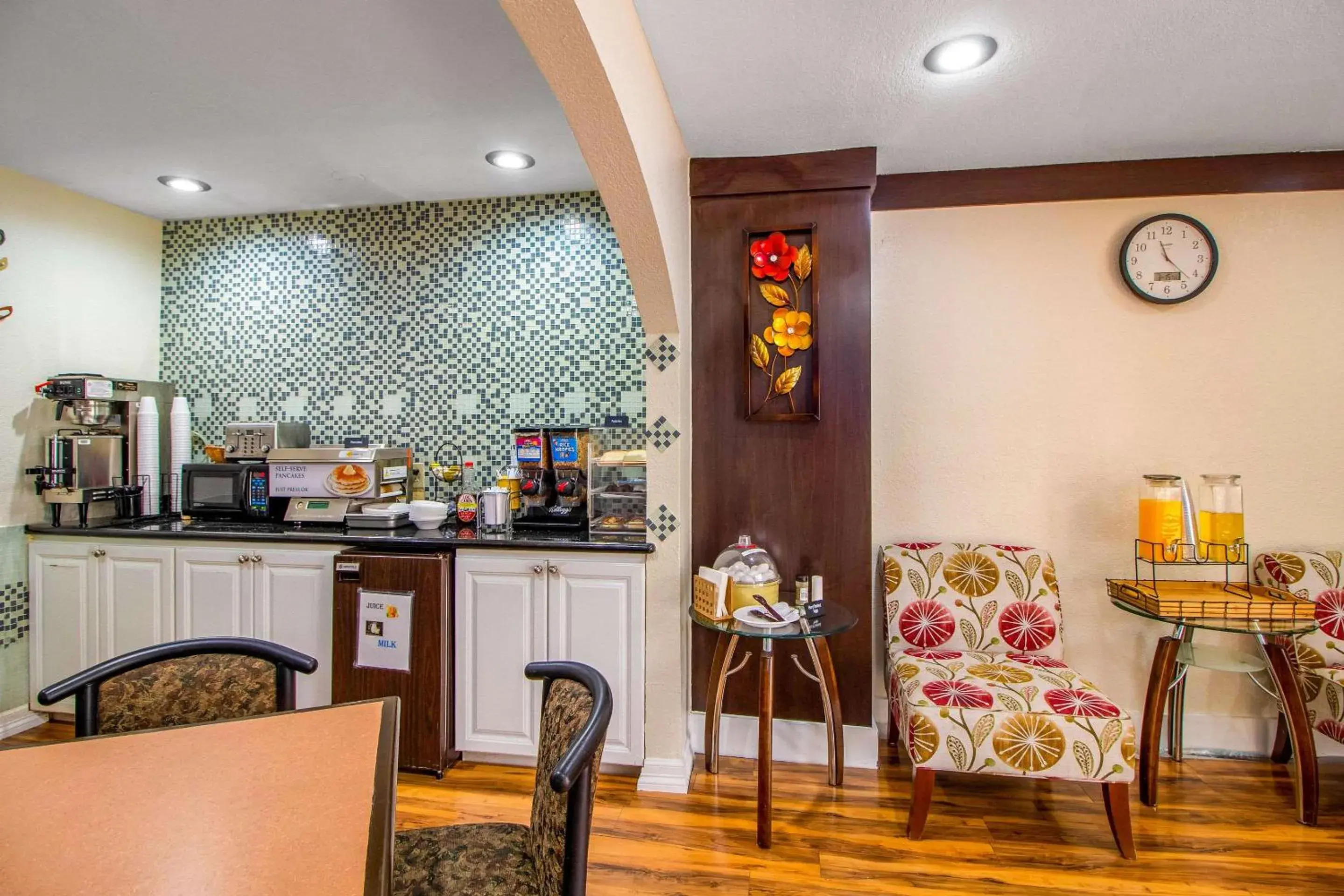 Restaurant/Places to Eat in Rodeway Inn & Suites Houston near Medical Center
