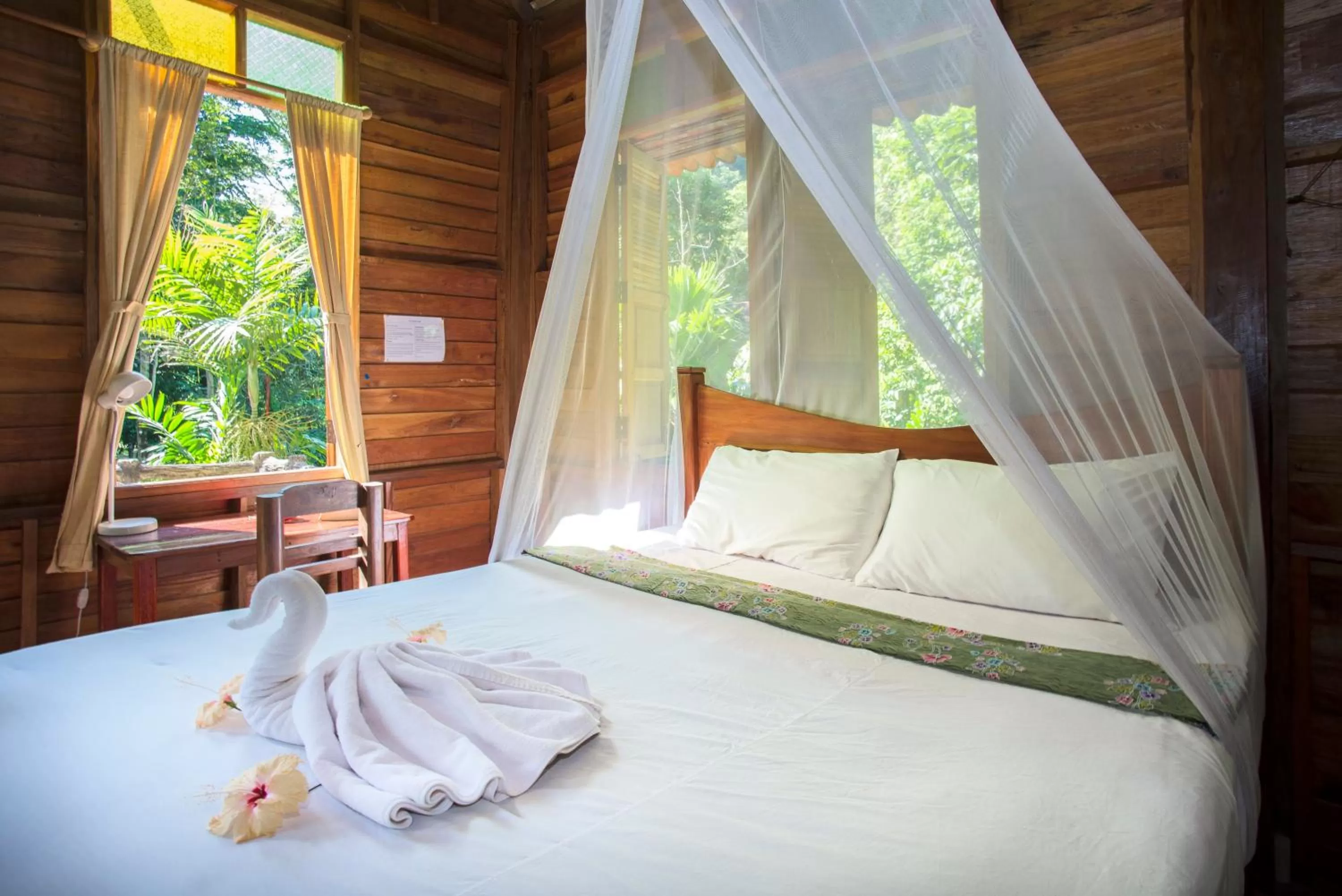 Bed in Art's Riverview Lodge