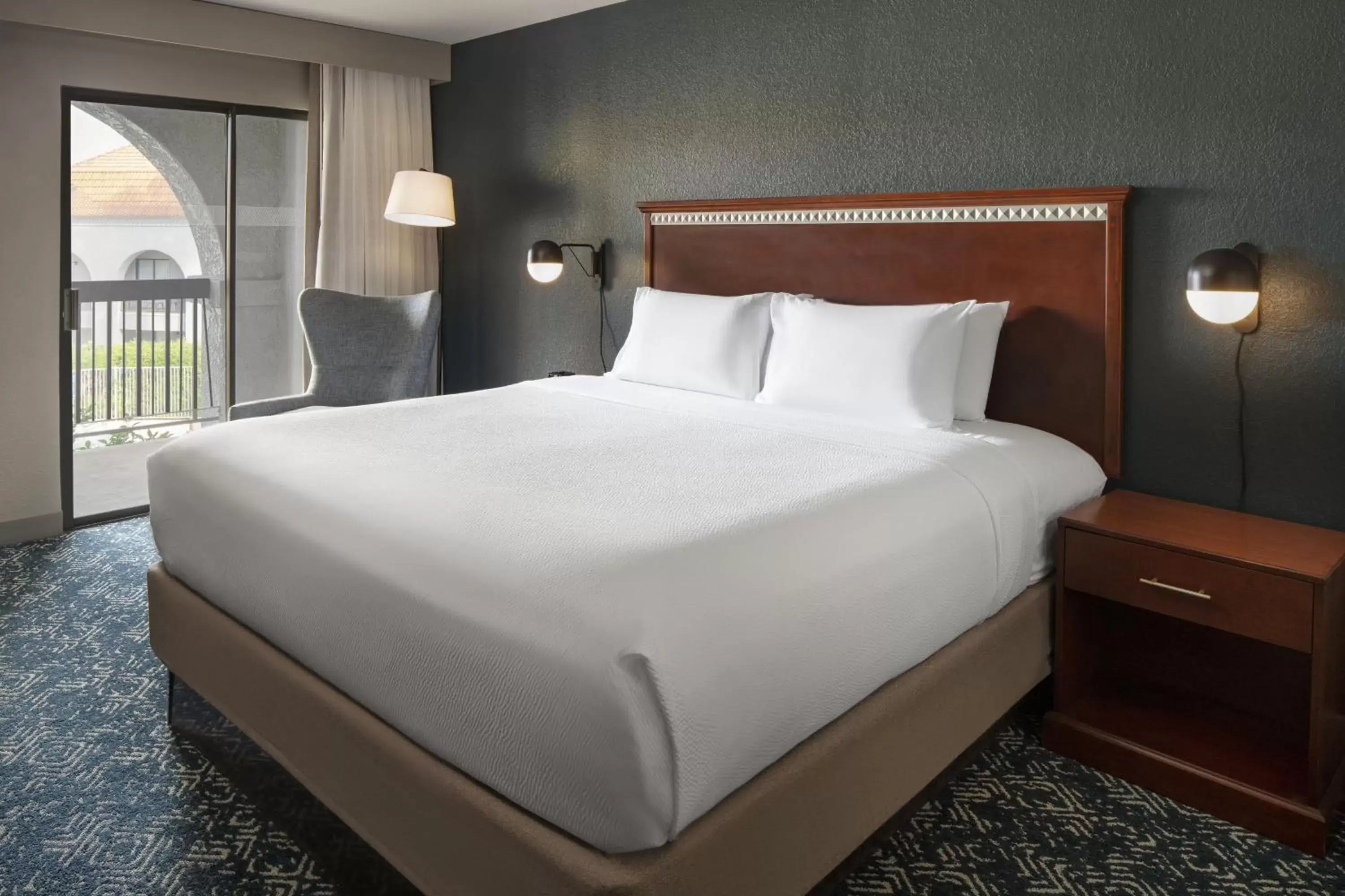Photo of the whole room, Bed in Four Points by Sheraton Tucson Airport