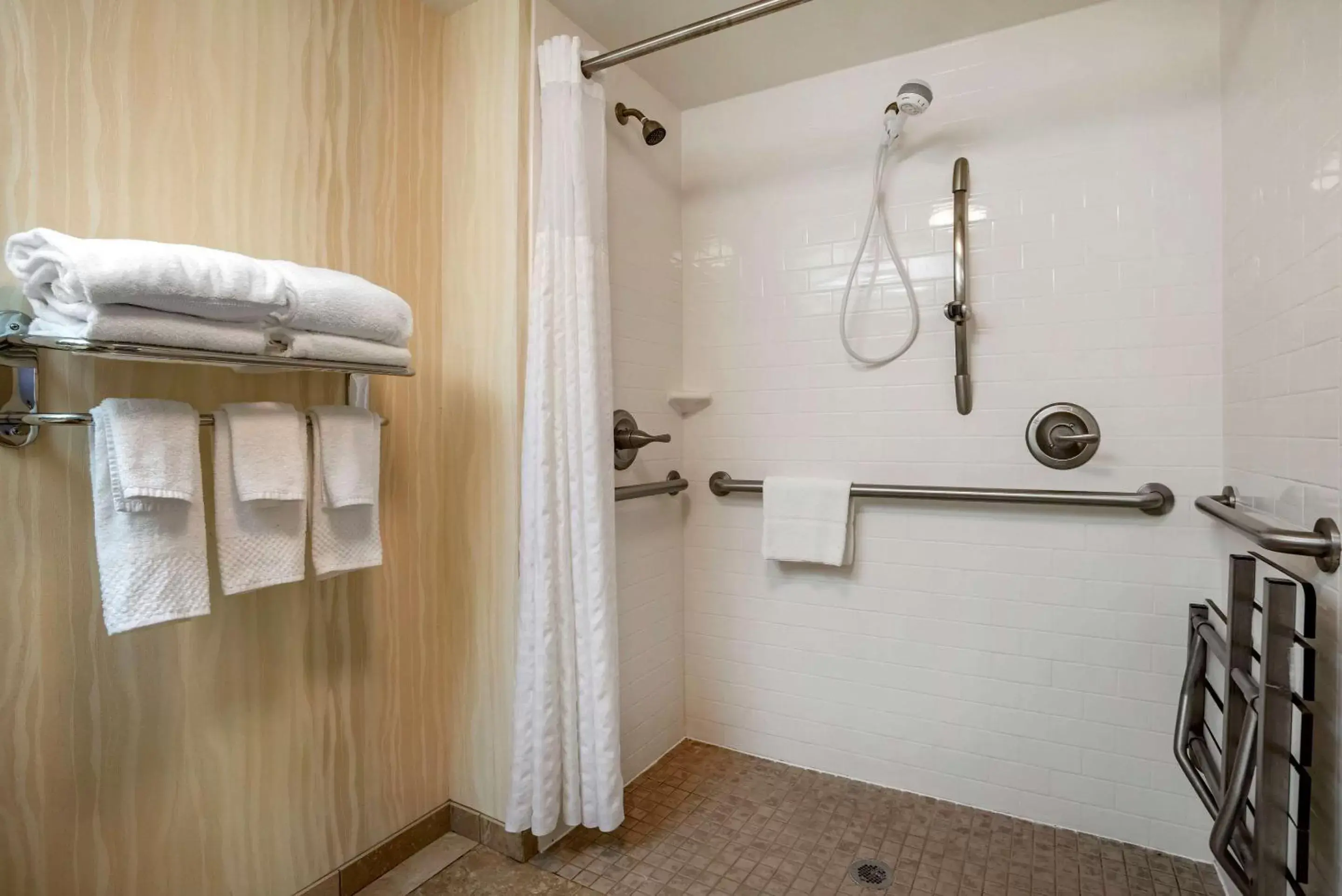 Photo of the whole room, Bathroom in Comfort Inn and Suites Newark