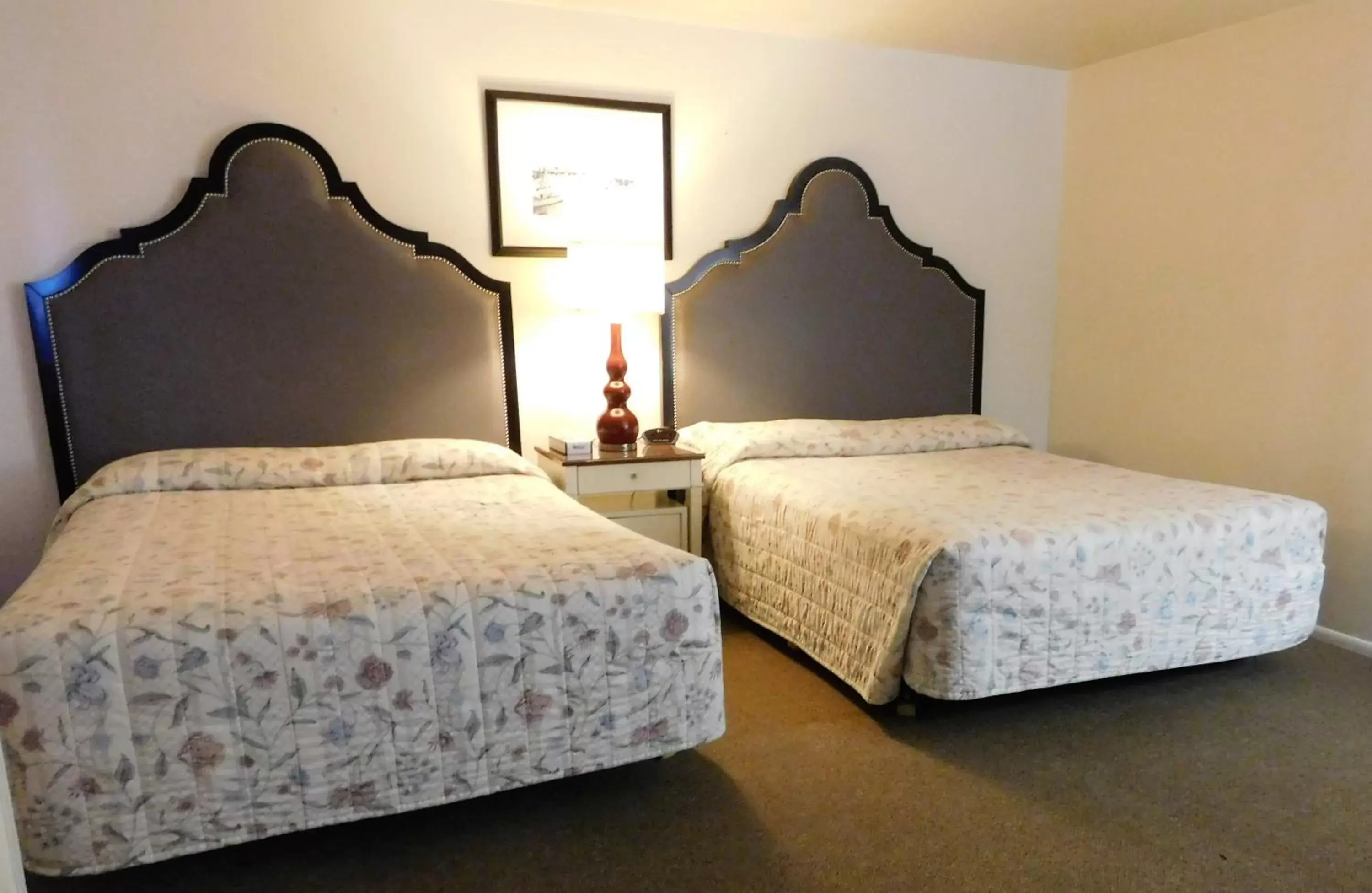 Bedroom, Bed in Capri Motel