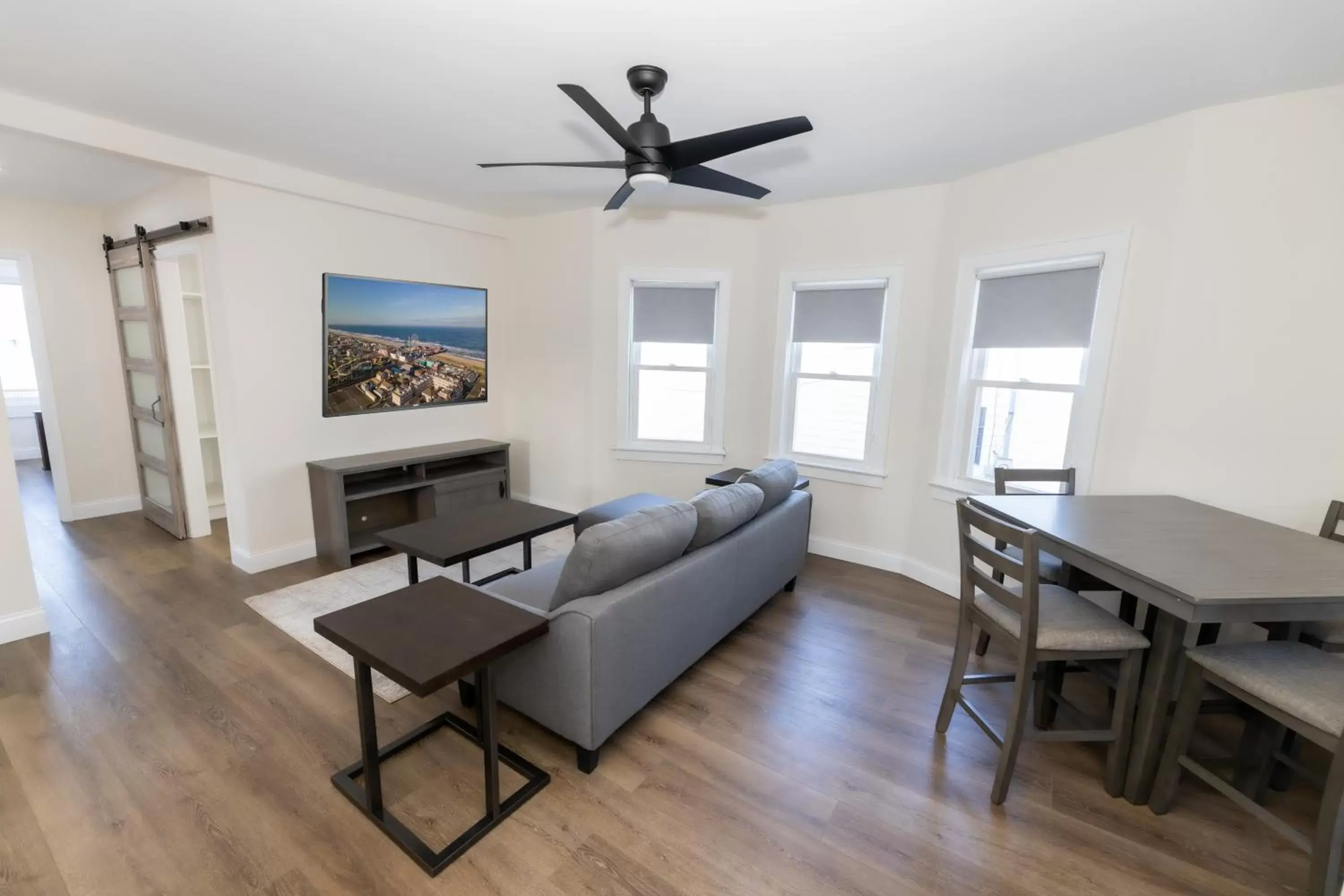 Living room, Seating Area in Seaside Sands Inn