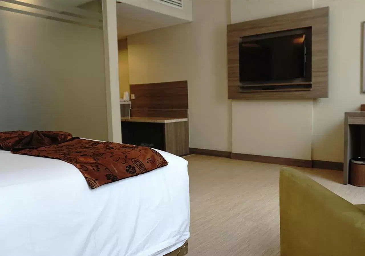 Bed, TV/Entertainment Center in BW Kemayoran Hotel & Convention Powered by Archipelago