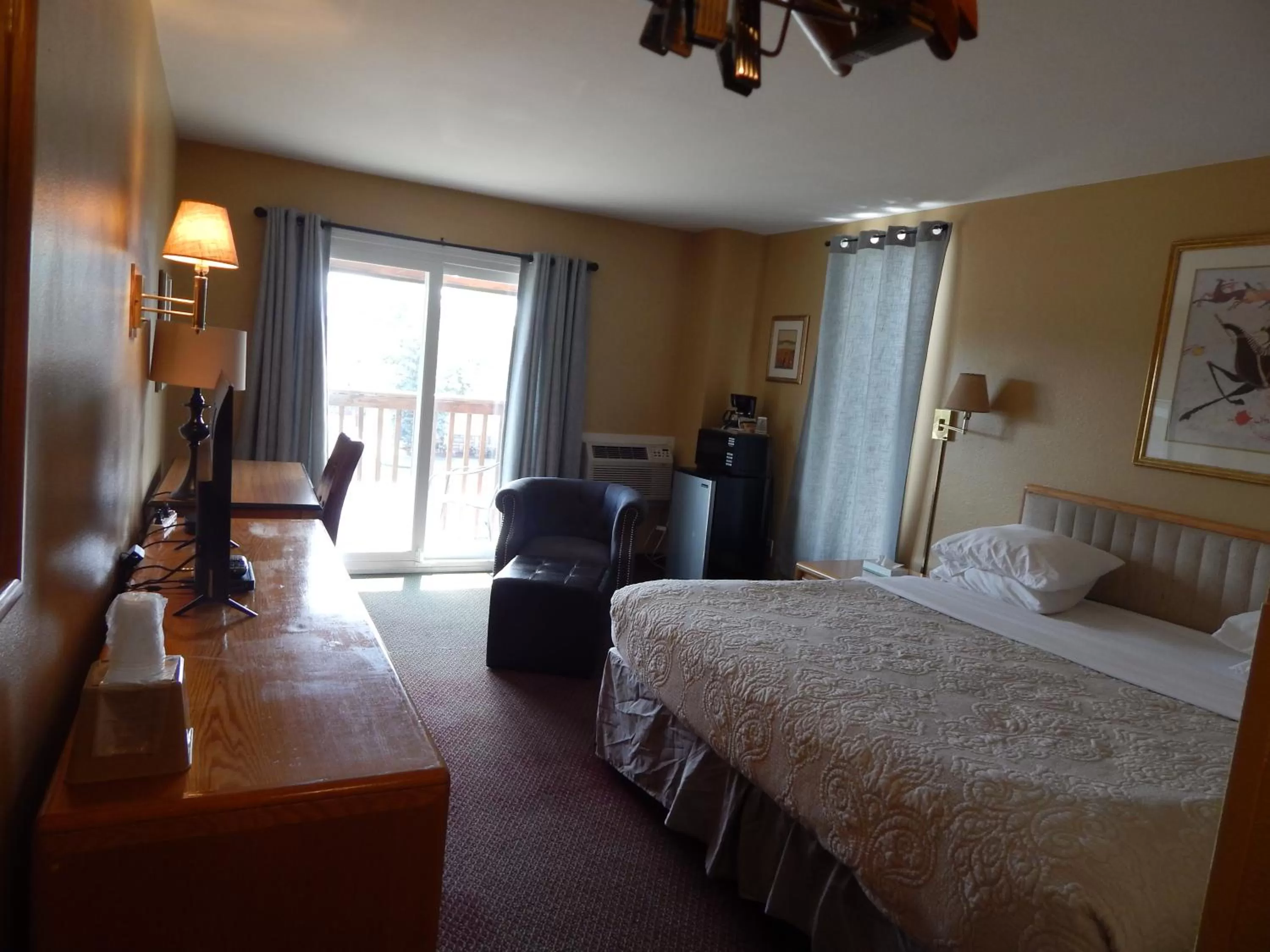 Photo of the whole room, Bed in Alpine Inn