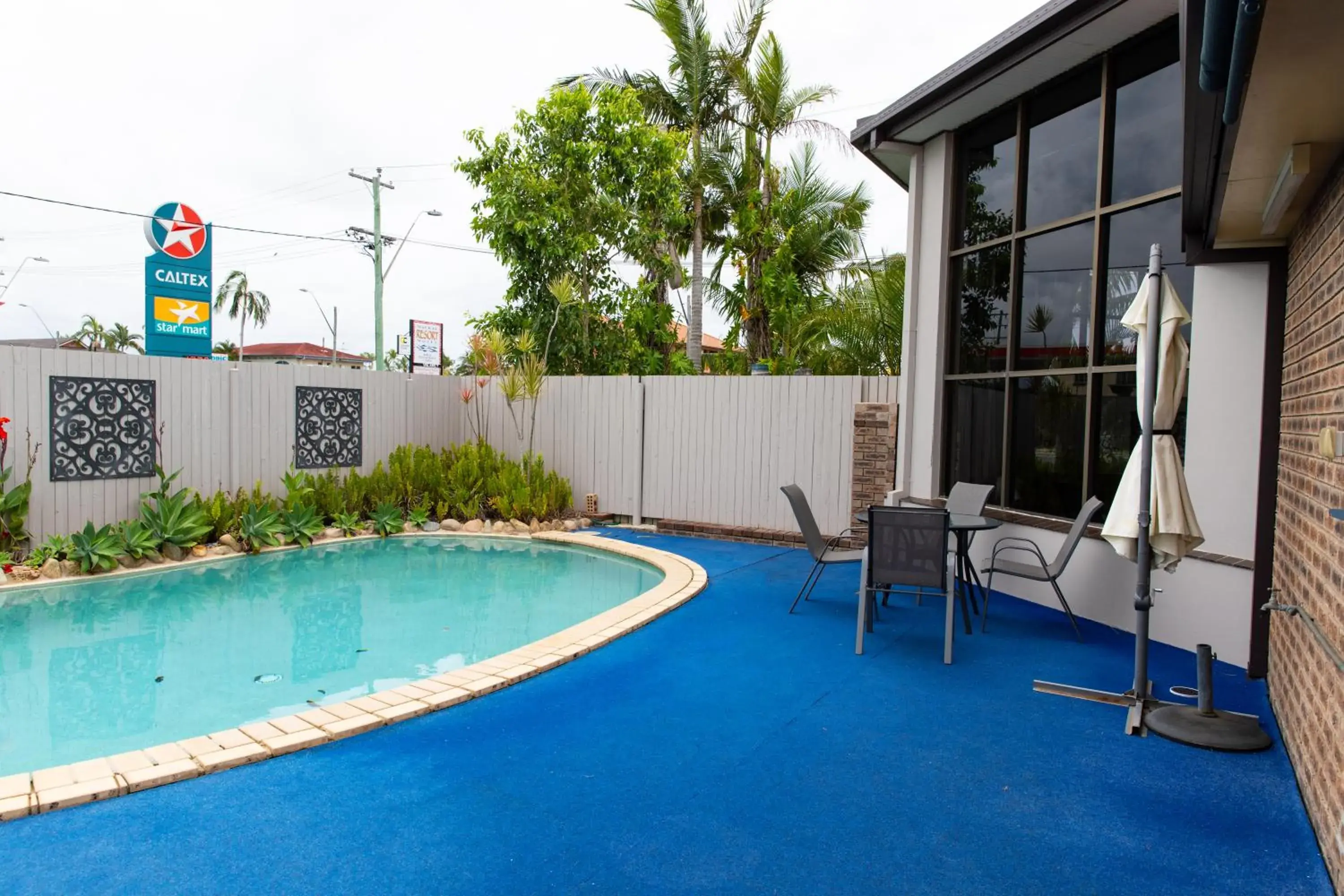 Swimming Pool in Lantern Motor Inn