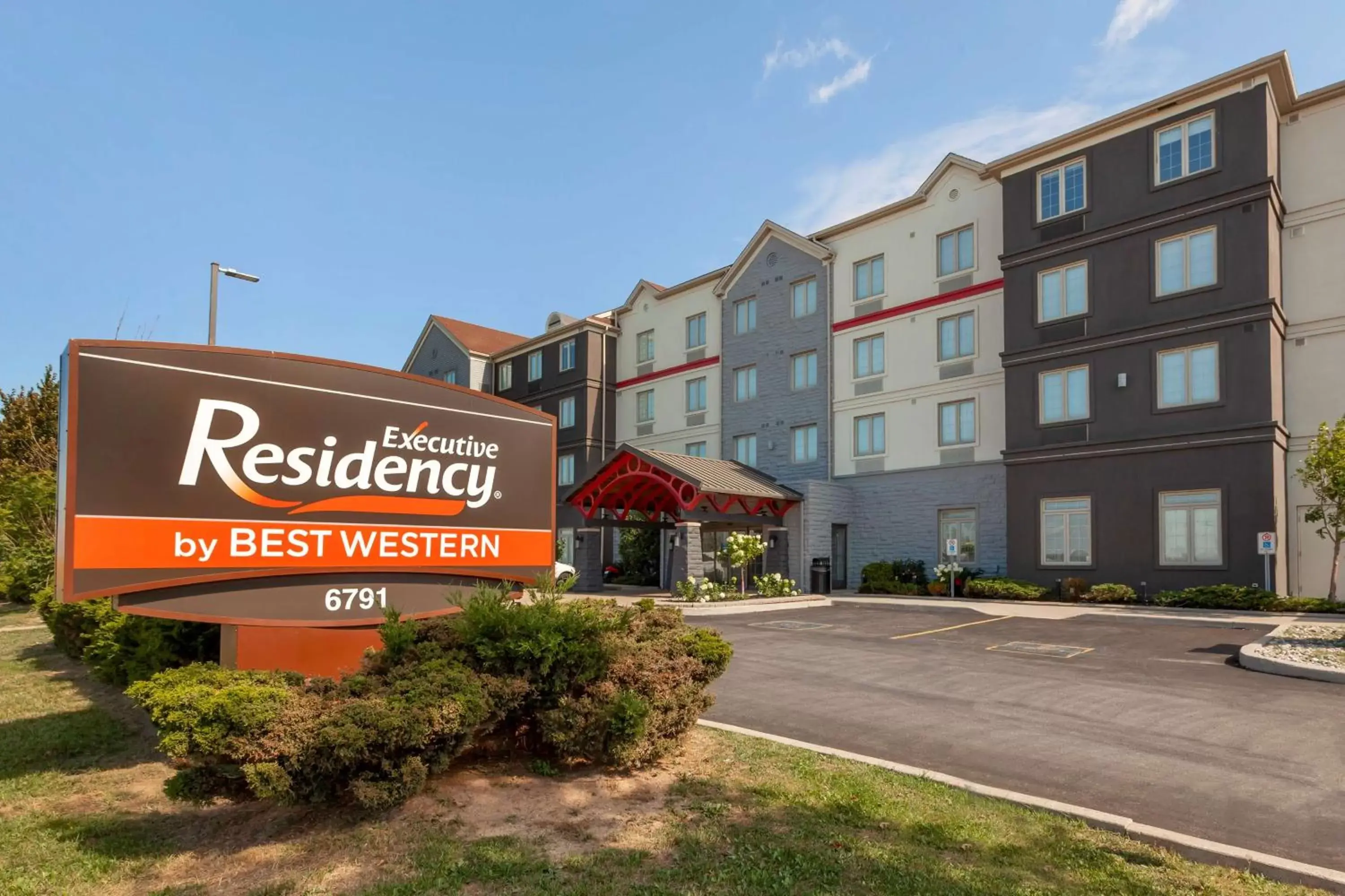Property Building in Executive Residency by Best Western Toronto-Mississauga