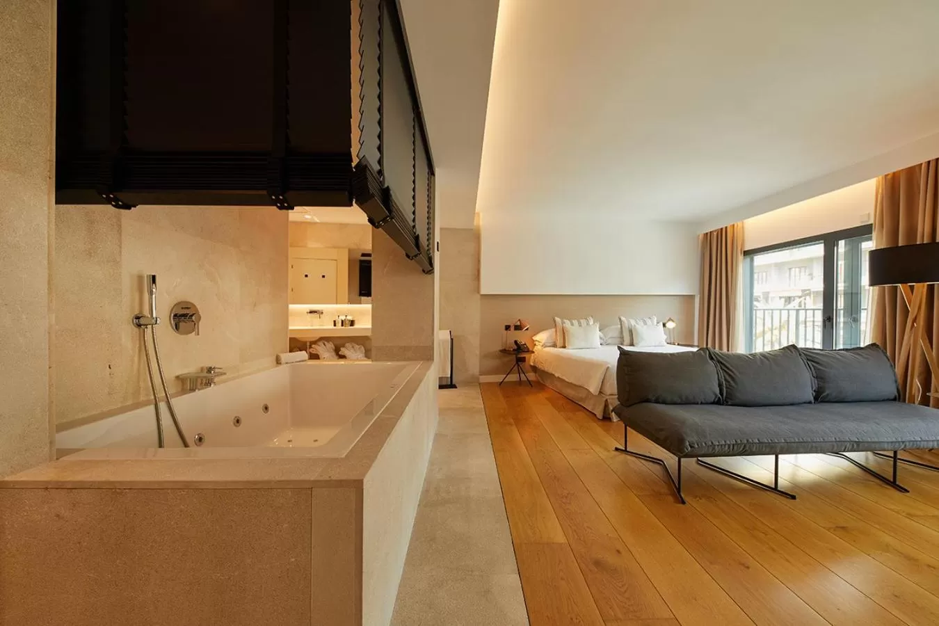 Hot Tub, Bed in Nakar Hotel