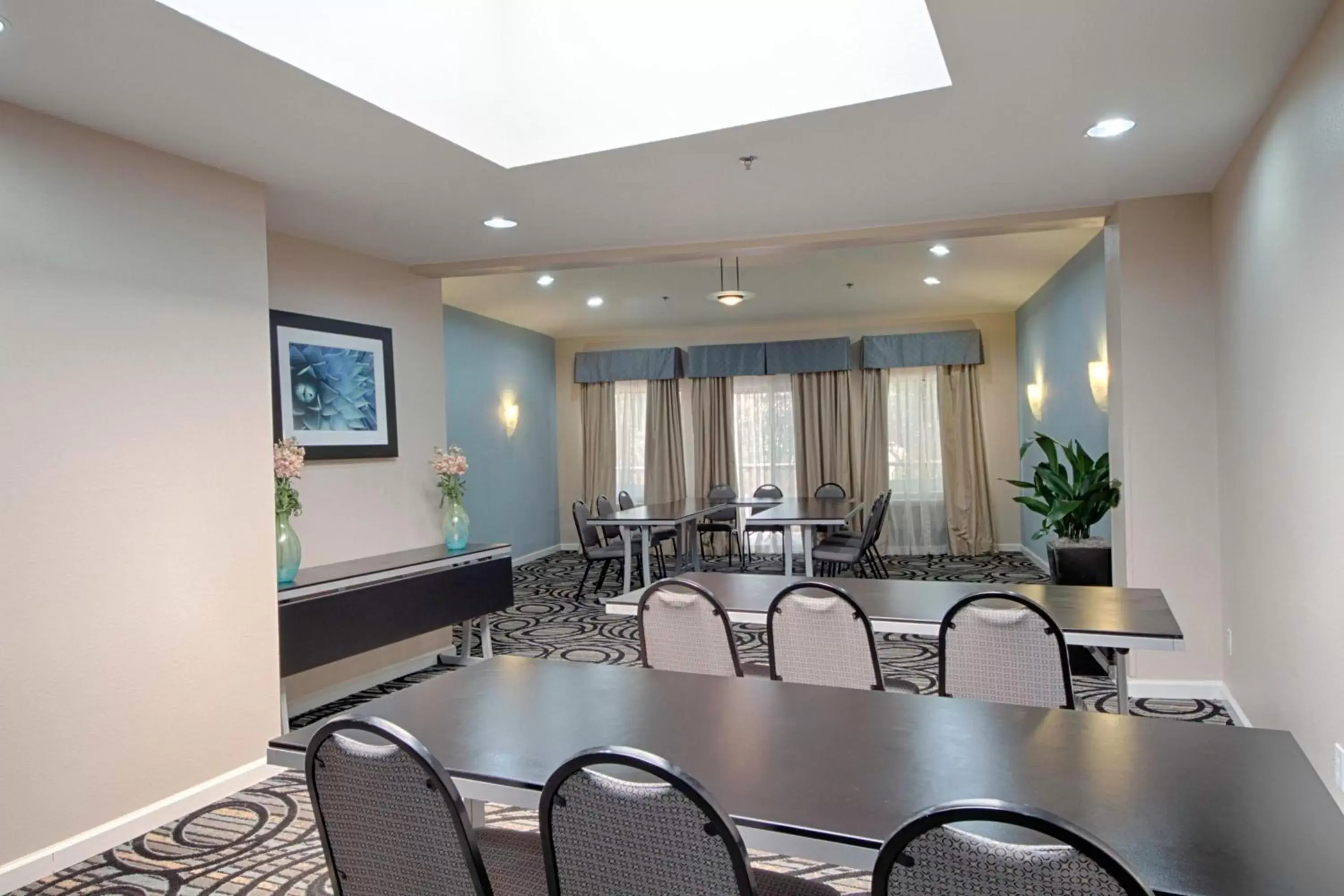 Meeting/conference room, Restaurant/Places to Eat in Holiday Inn Express Hotel & Suites Solana Beach-Del Mar, an IHG Hotel