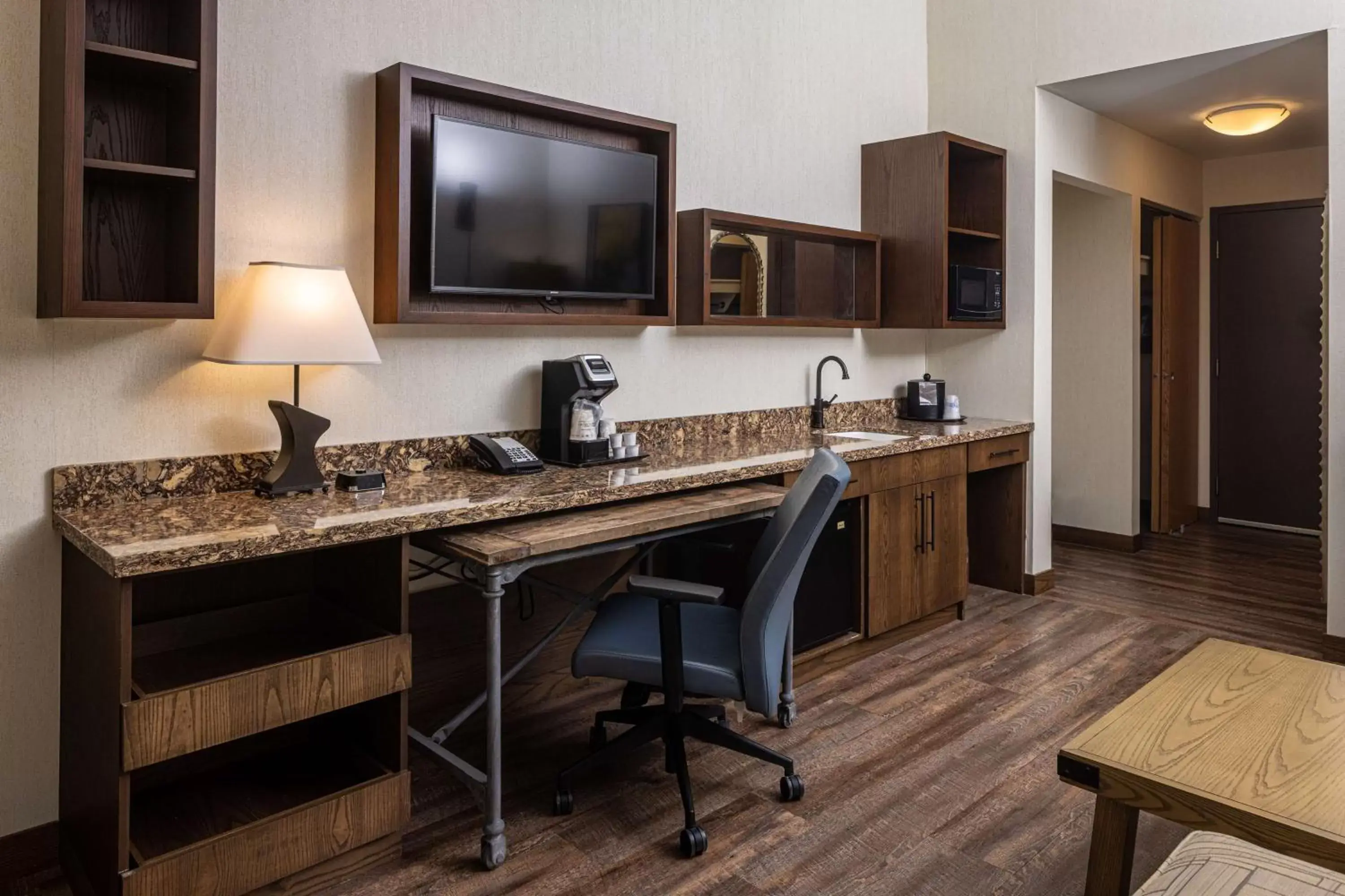 Bedroom, Kitchen/Kitchenette in Best Western Plus Franciscan Square Inn & Suites Steubenville