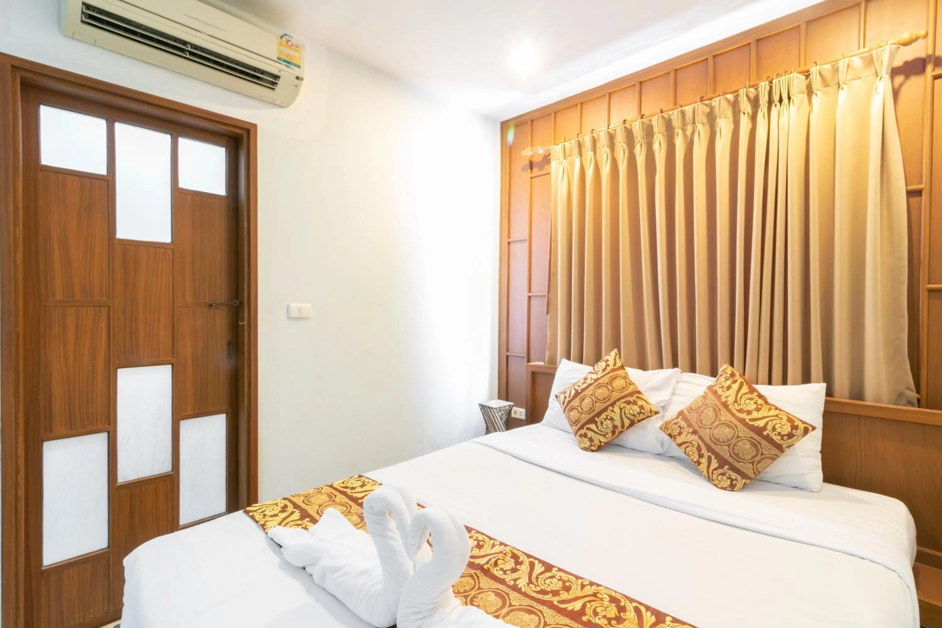 Bedroom, Bed in Lotus Hotel Patong