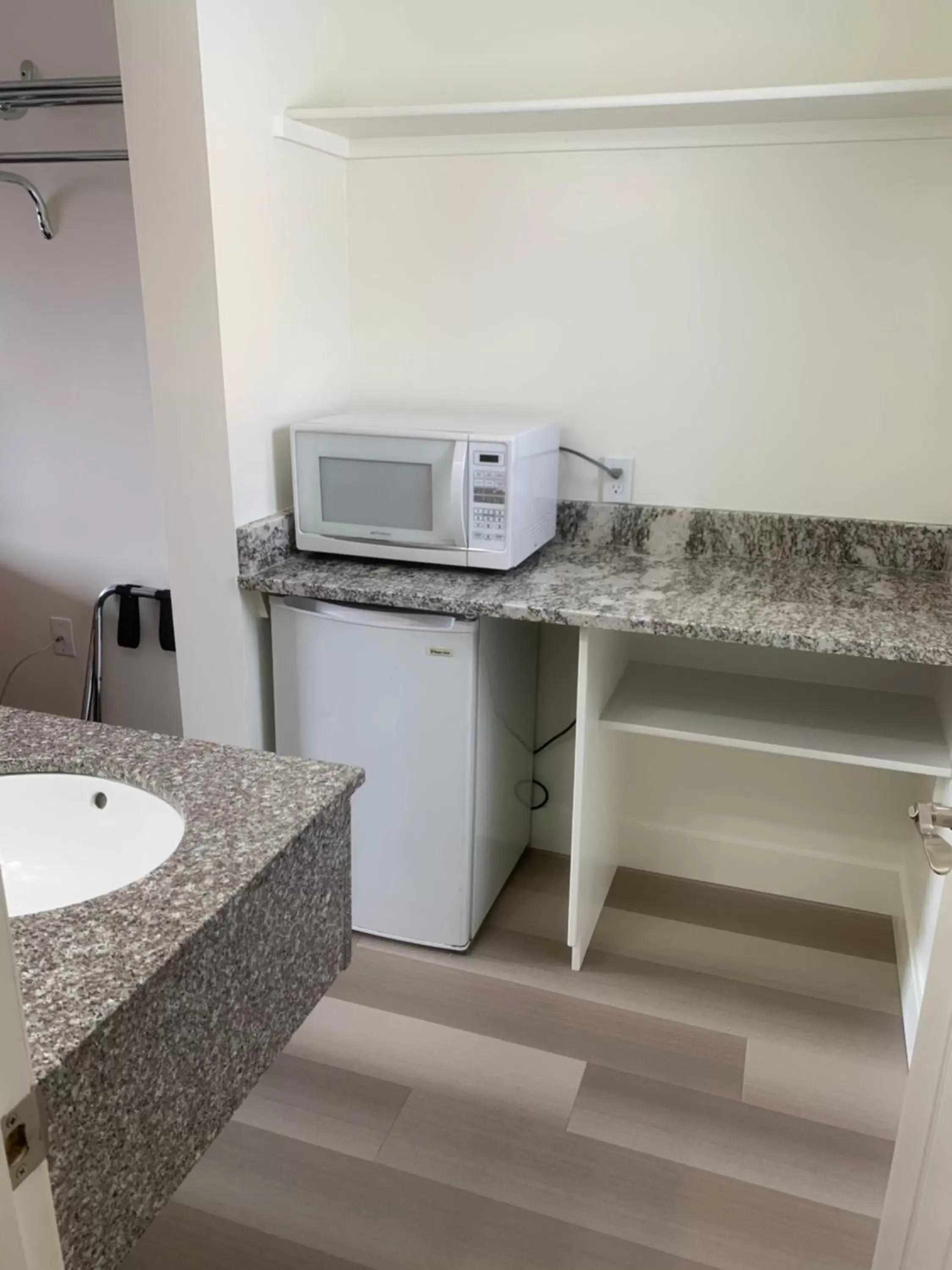 minibar, Bathroom in Oquirrh Mountain Inn