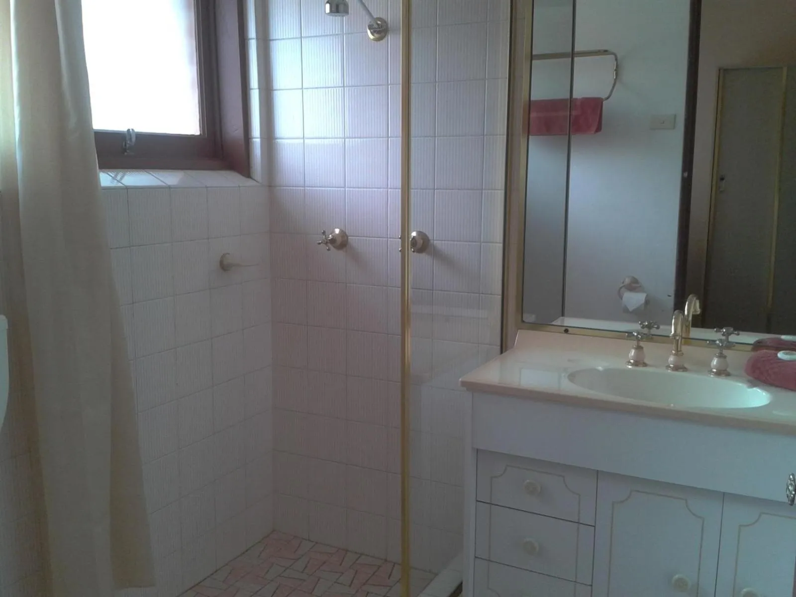 Bathroom in Elsinor Motor Lodge