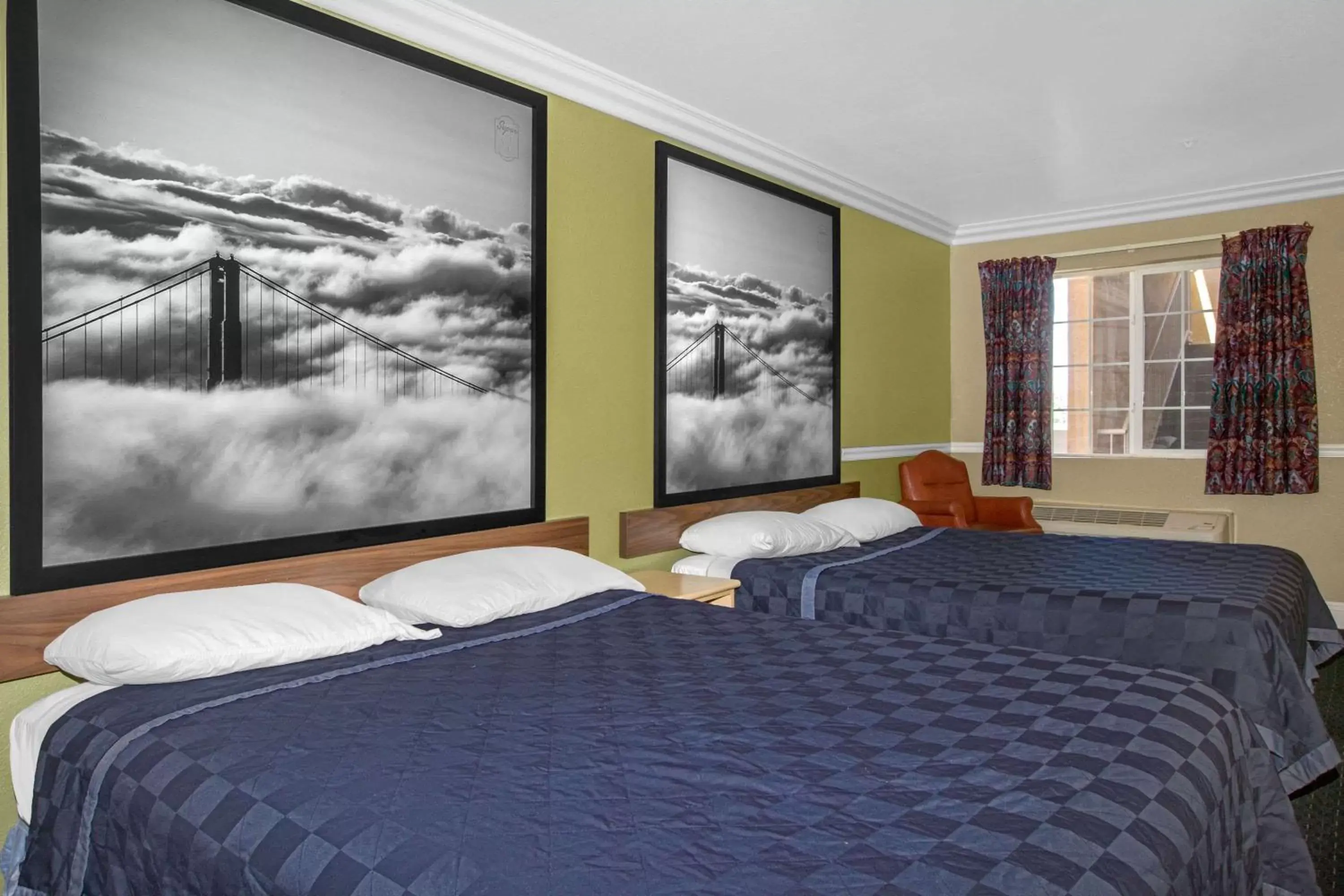 Photo of the whole room, Bed in Super 8 by Wyndham Hayward Downtown