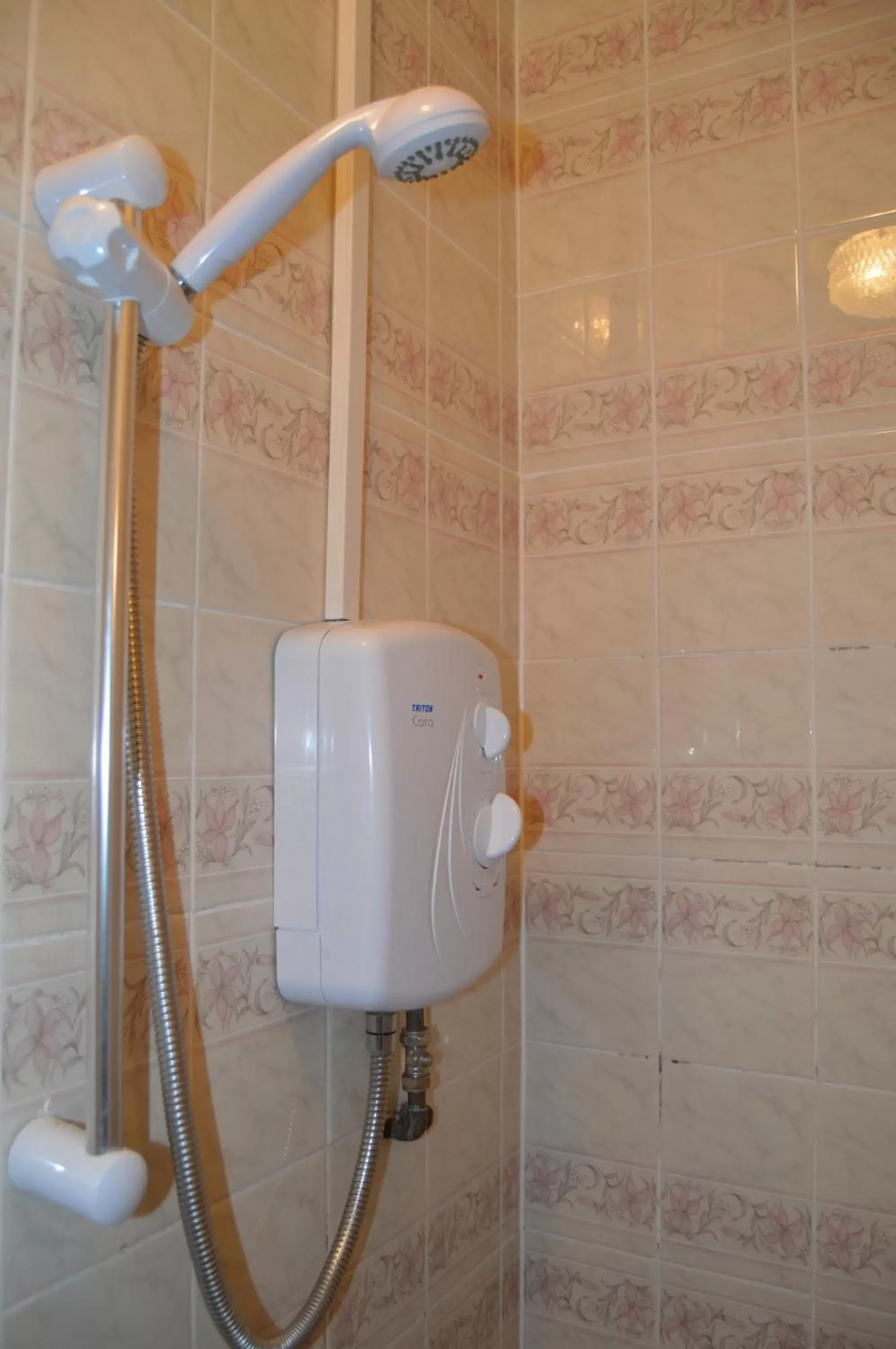 Shower, Bathroom in Wilsons Hotel - Blackpool Tower View