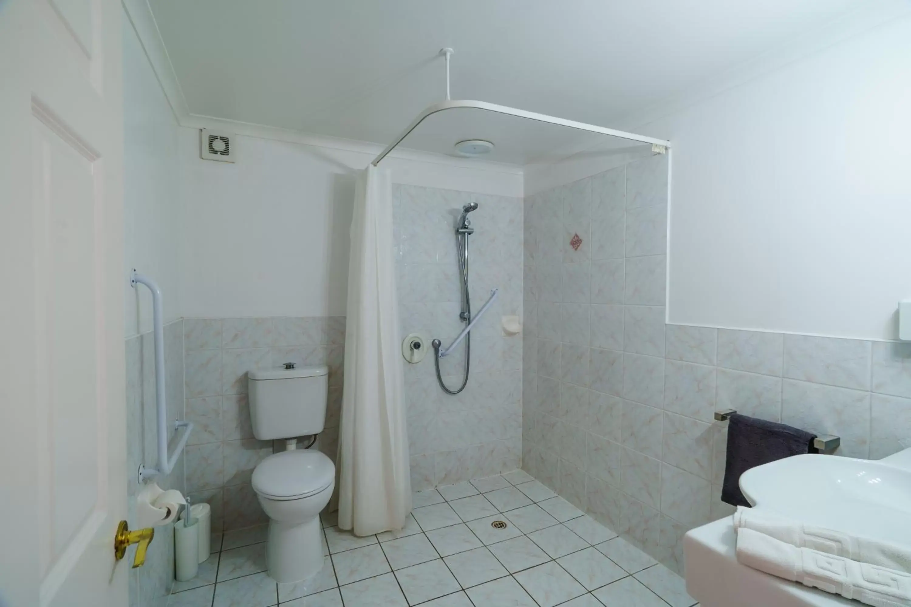 Shower, Bathroom in Anchorage Motor Lodge