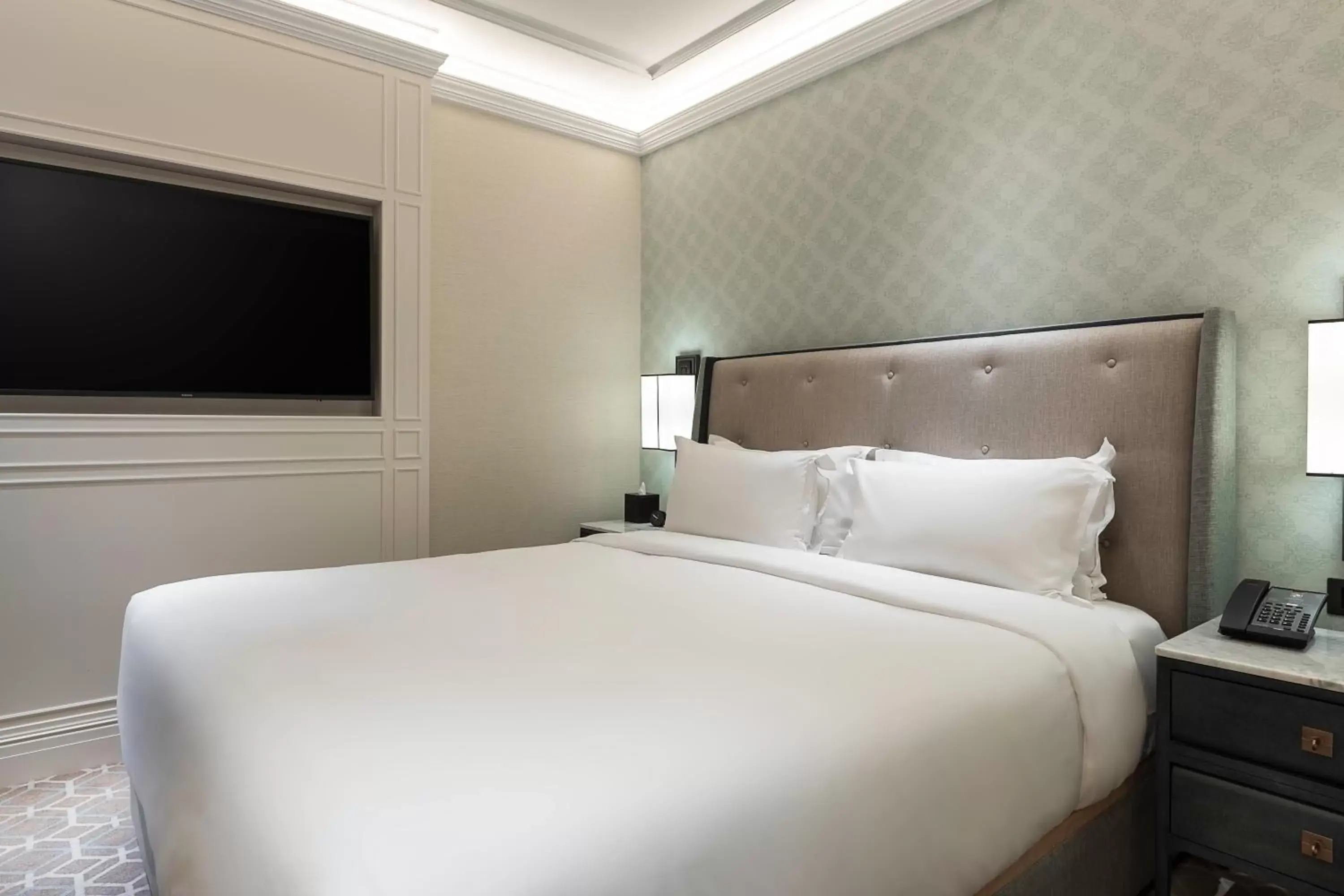 TV and multimedia, Bed in Great Scotland Yard Hotel, part of Hyatt