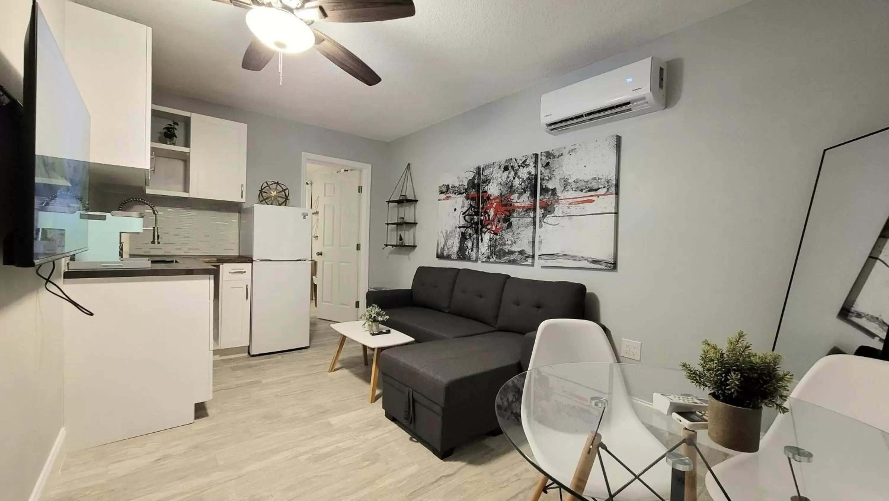 Living room in Barefoot mailman motel Living room in Barefoot mailman motel