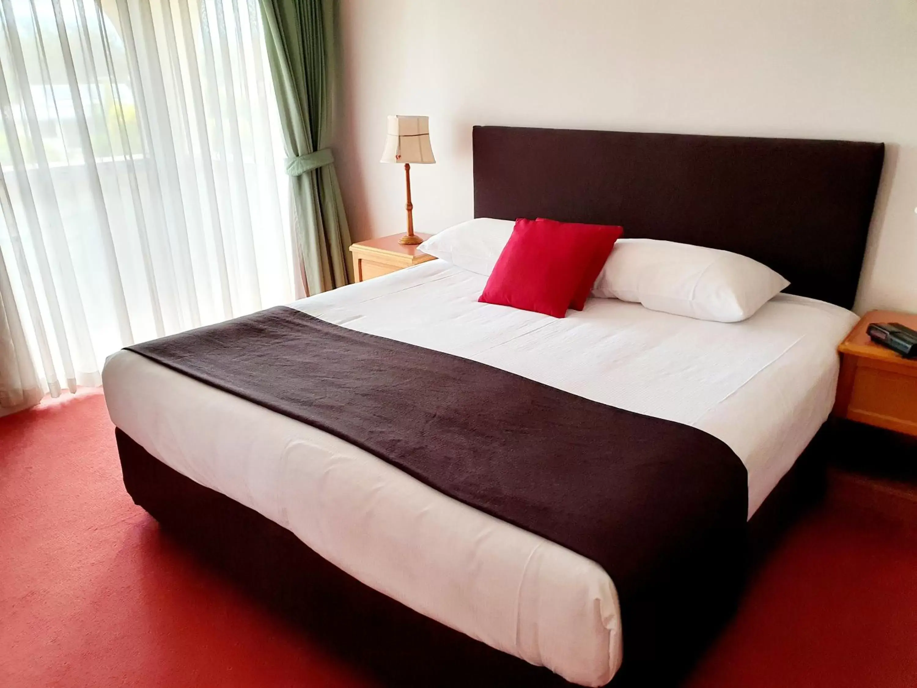 Bedroom, Bed in McNevins Warwick Motel