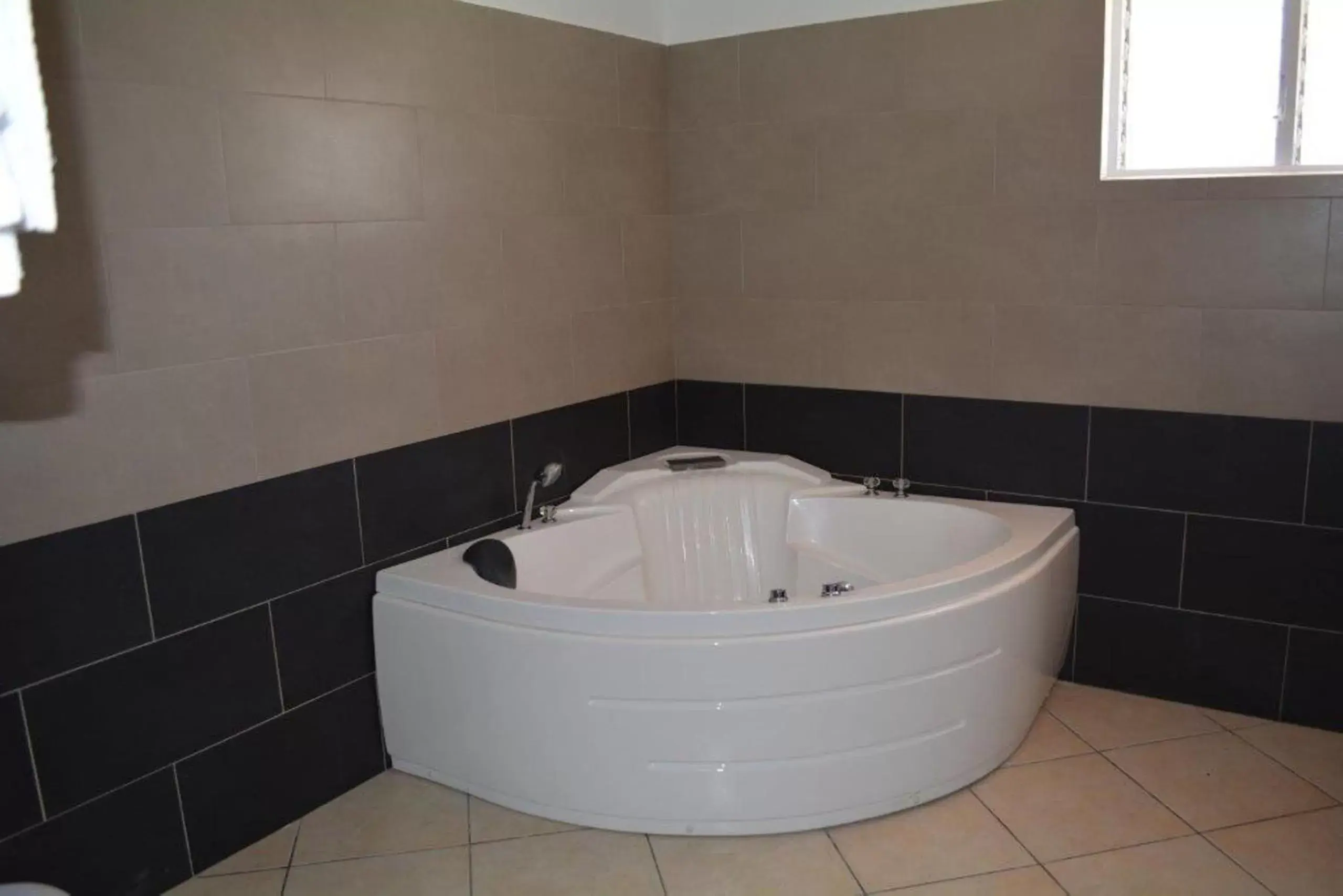 Hot Tub, Bathroom in New Garden Hotel