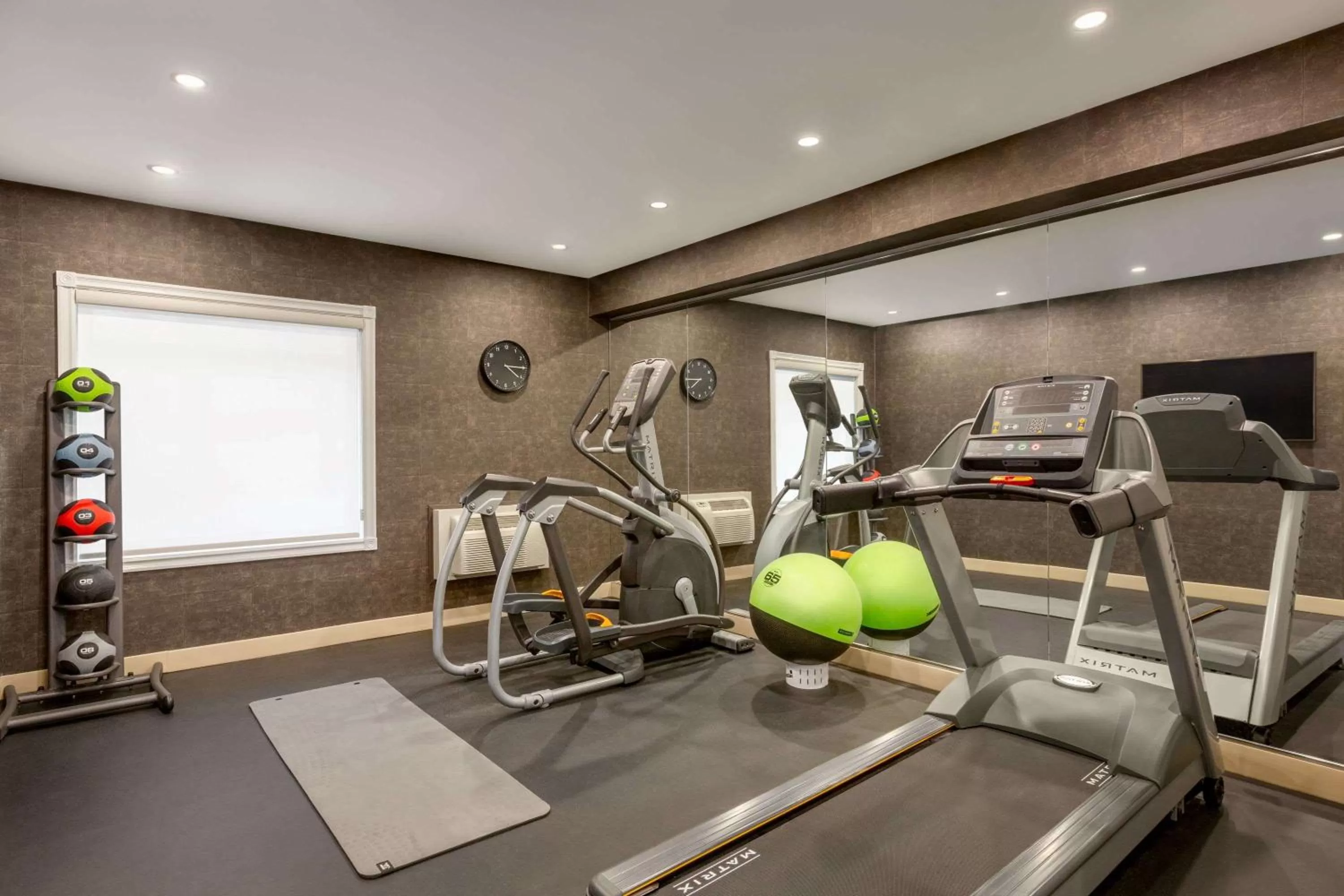 Fitness centre/facilities in Days Inn by Wyndham Toronto West Mississauga