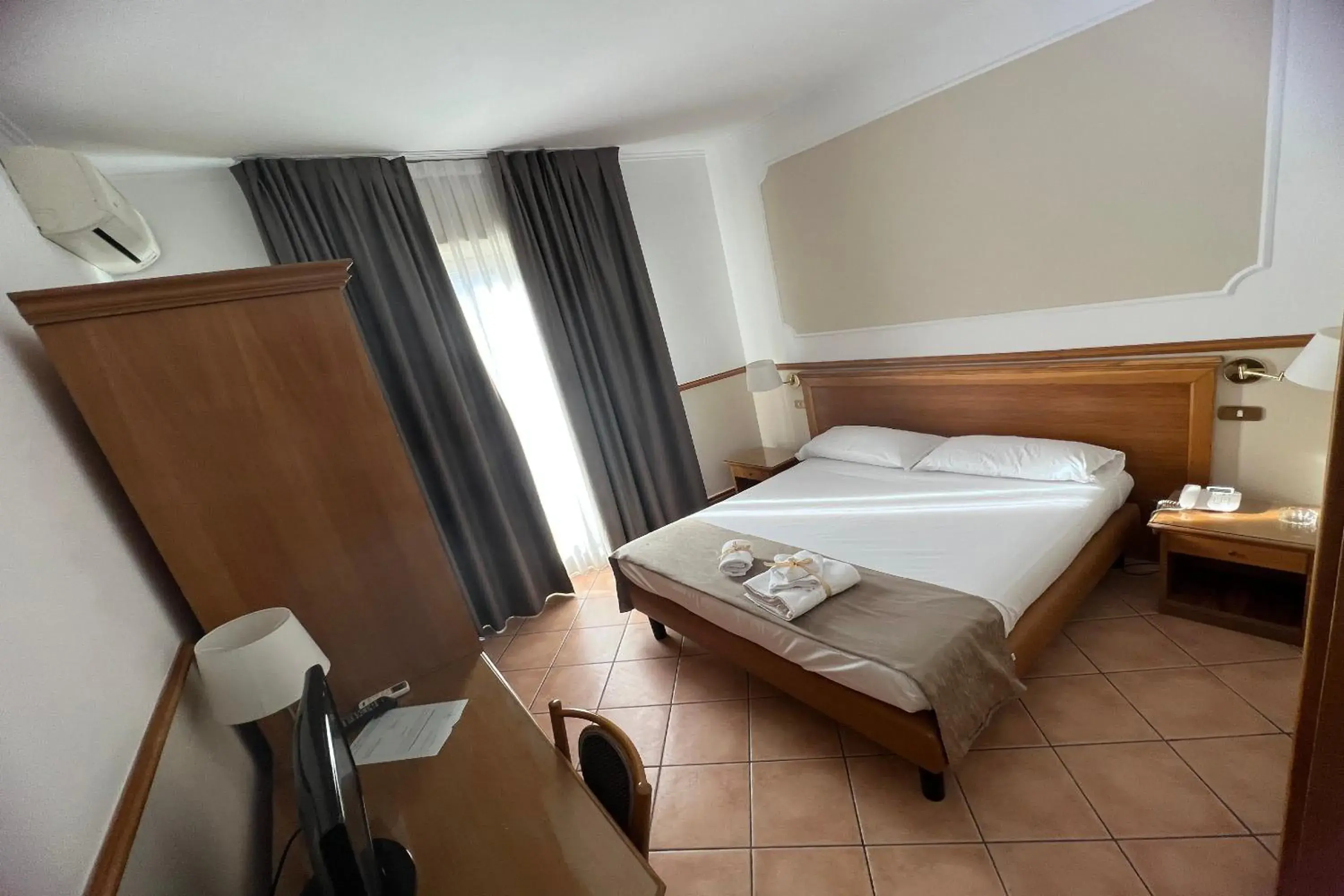 Bedroom in Hotel Leopardi