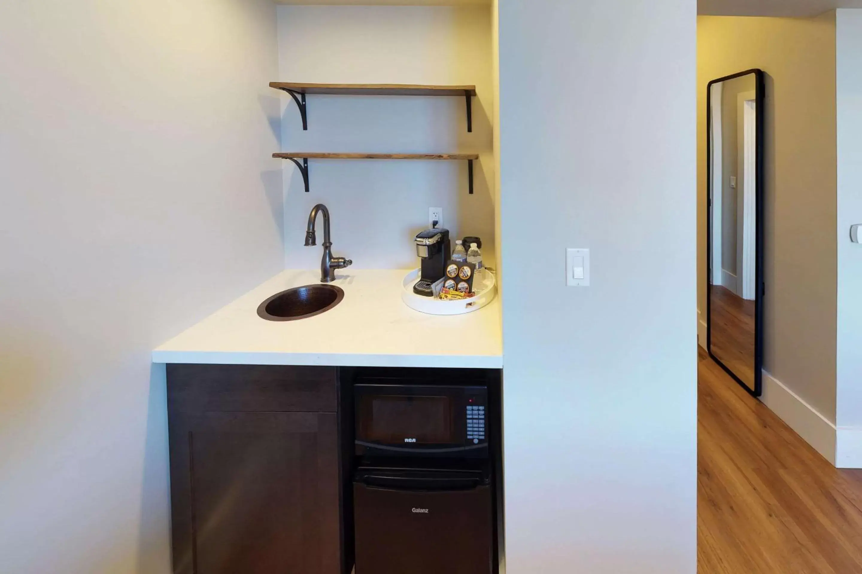 Photo of the whole room, Kitchen/Kitchenette in Hotel Petaluma, Ascend Hotel Collection